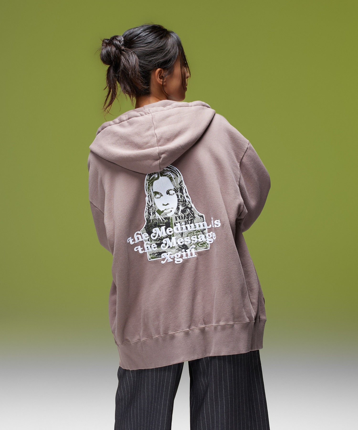BRUSHED COLLAGE GRAPHIC FACE PATCH ZIP UP SWEAT HOODIE