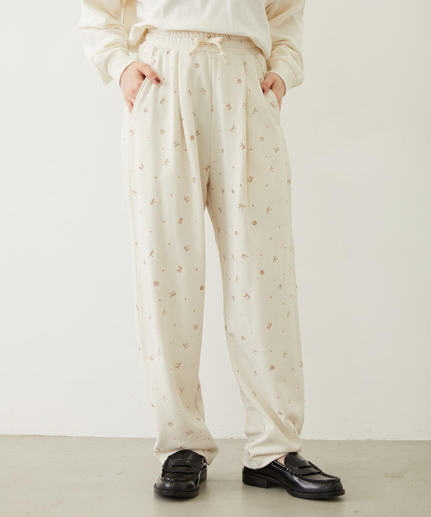 EMBROIDERY TUCK SWEAT PANTS