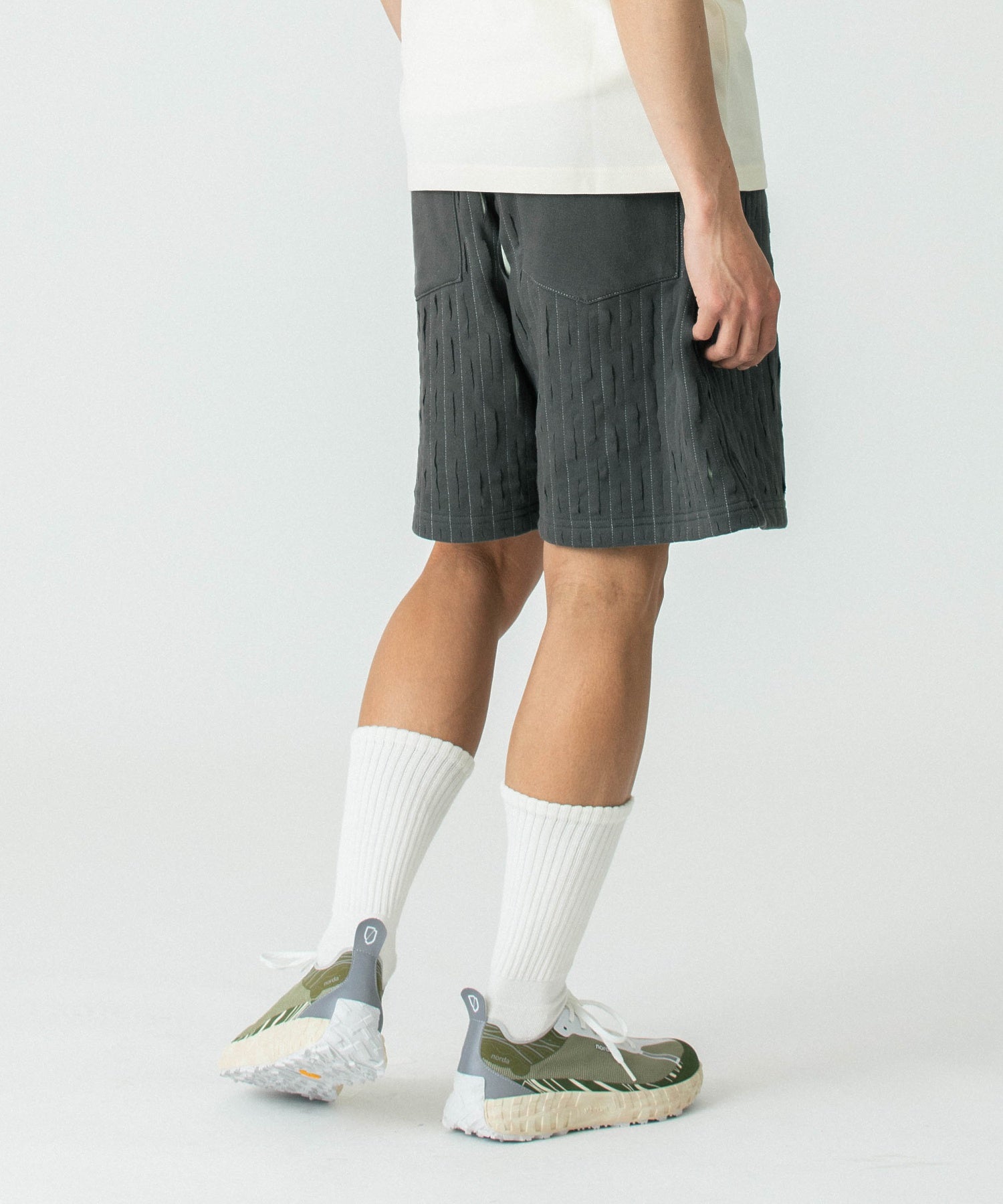 PAS UNE MARQUE DOUBLE-PANELLED DISTRESSED SHORT 504