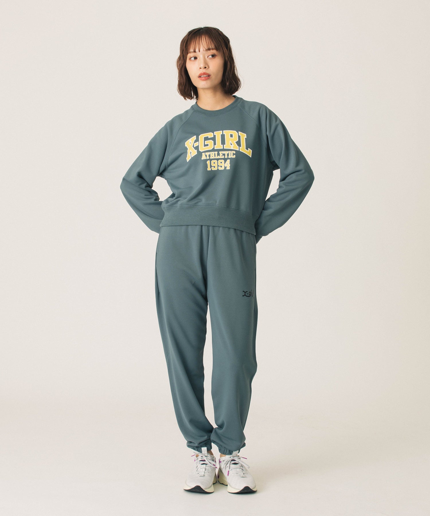 COLLEGE LOGO SHORT CREWNECK SWEATSHIRT