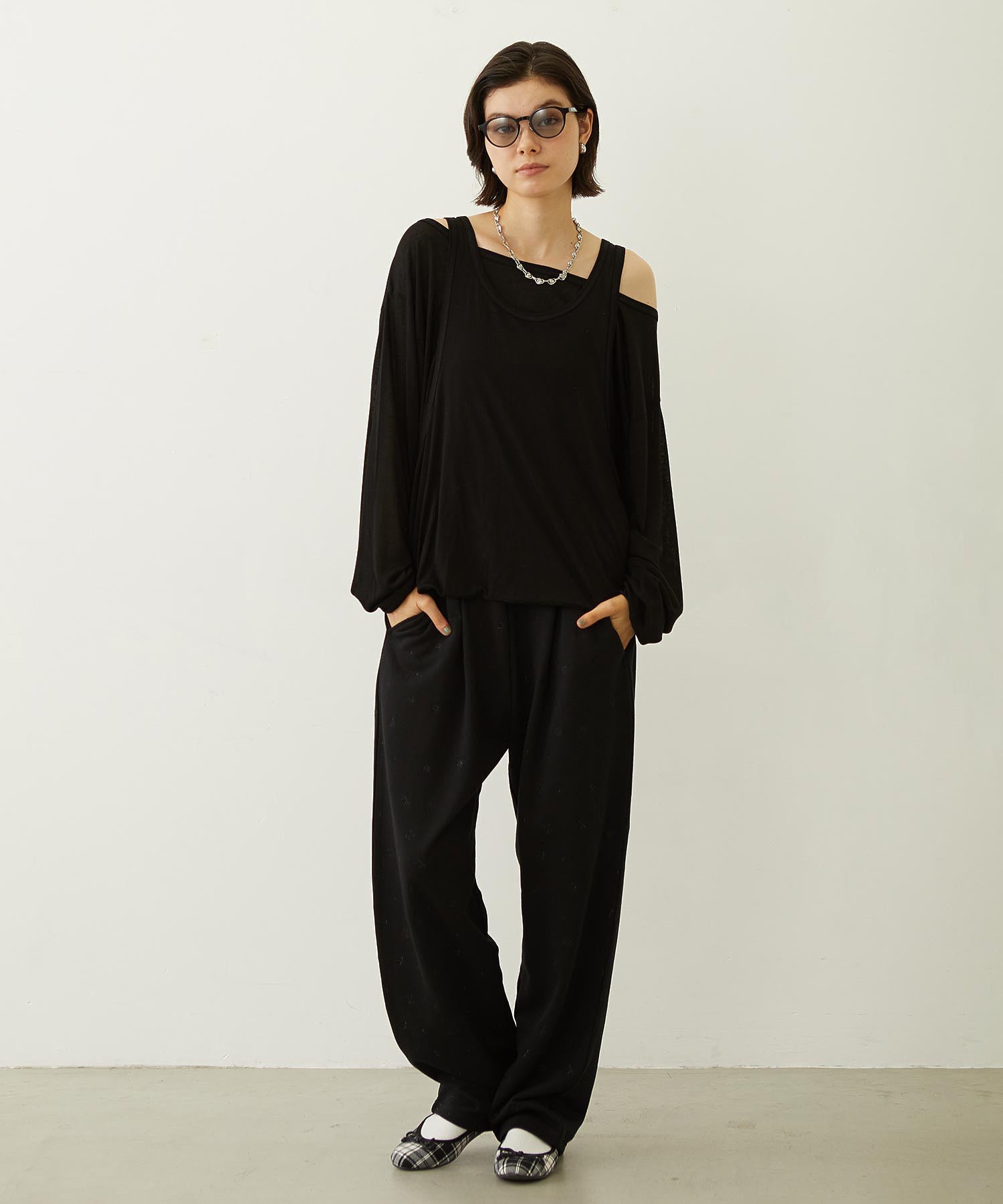 EMBROIDERY TUCK SWEAT PANTS