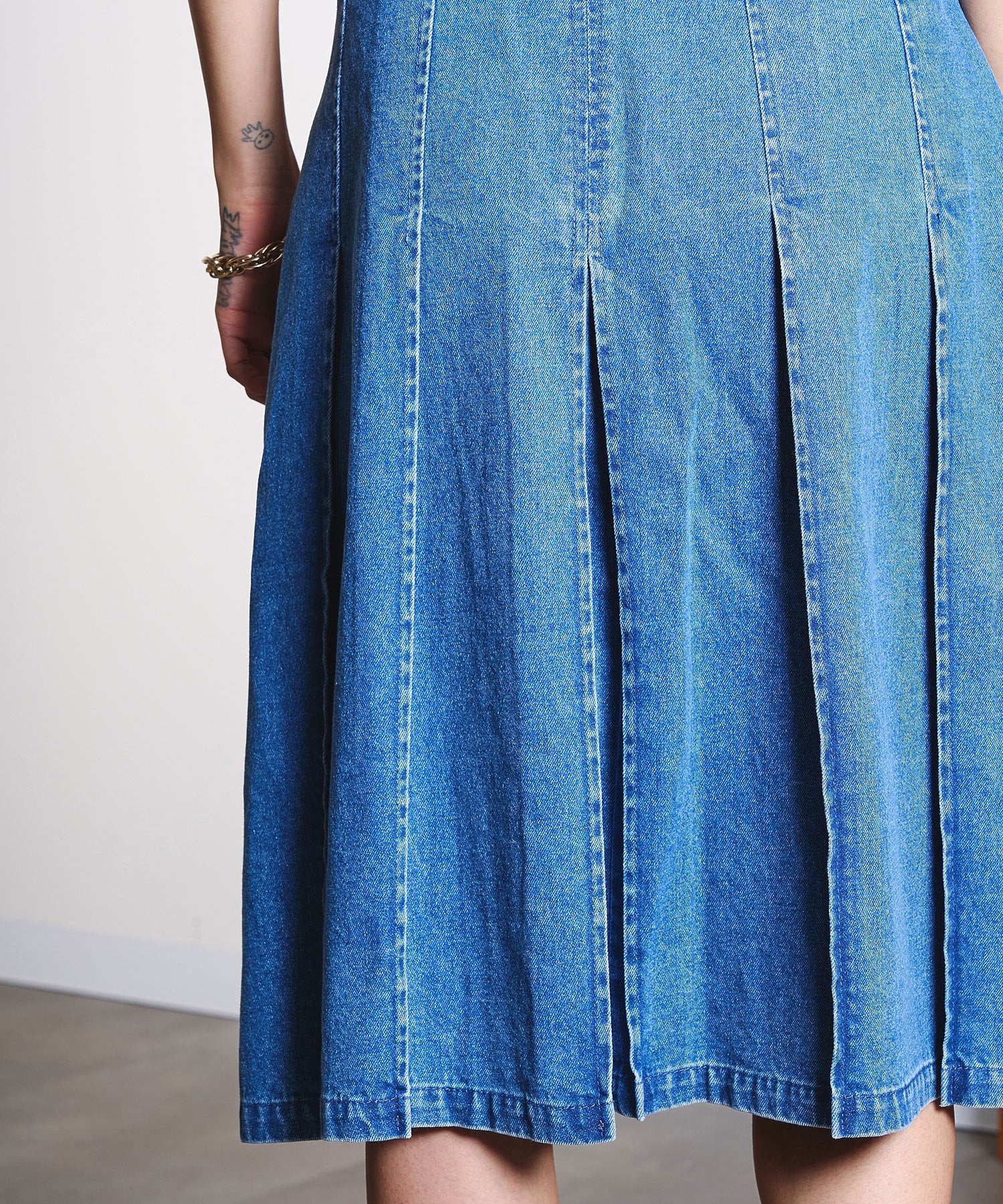 DENIM PLEATED MIDI SKIRT