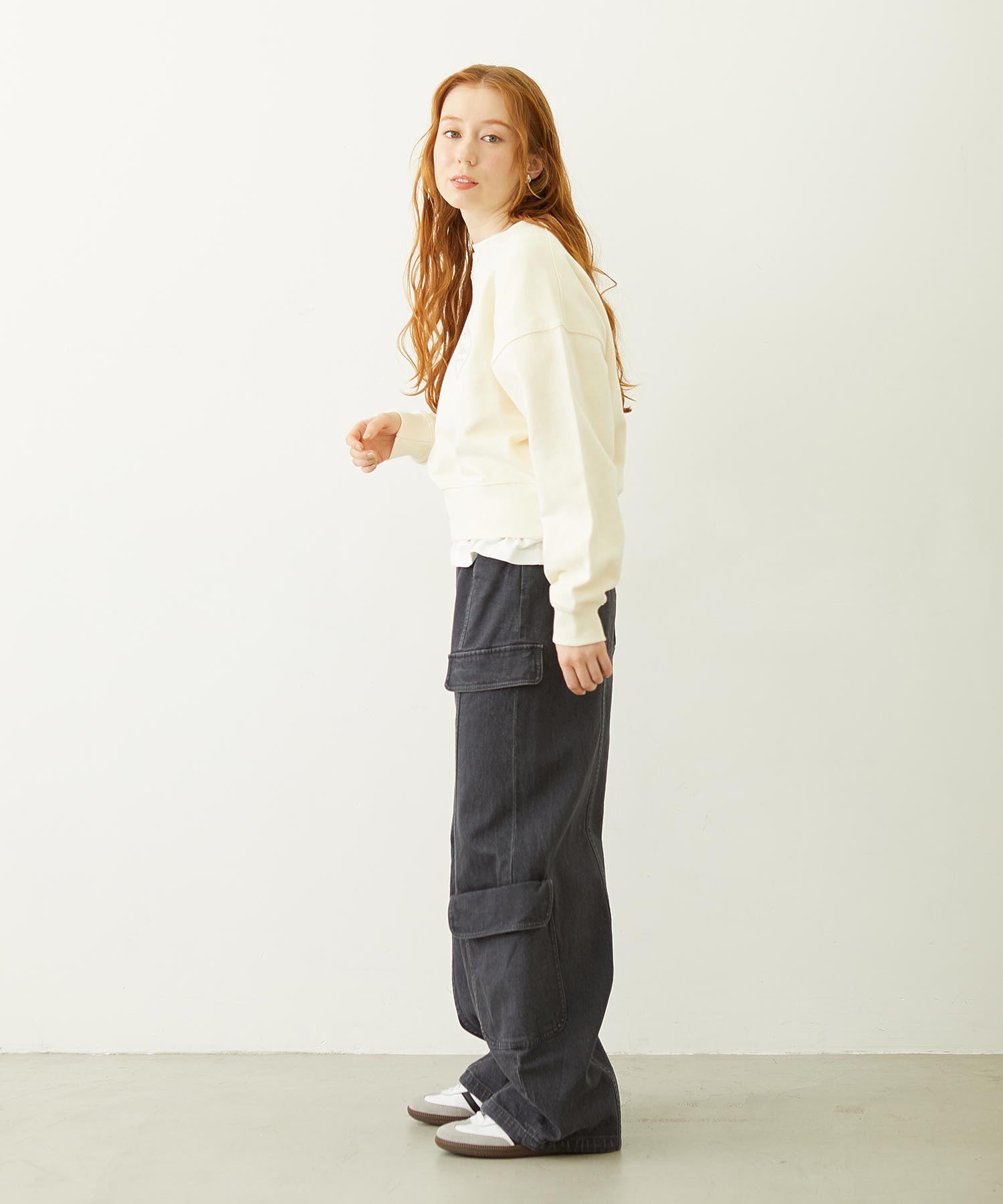 HEART RIBBON EMBLEM SHORT CREW SWEAT