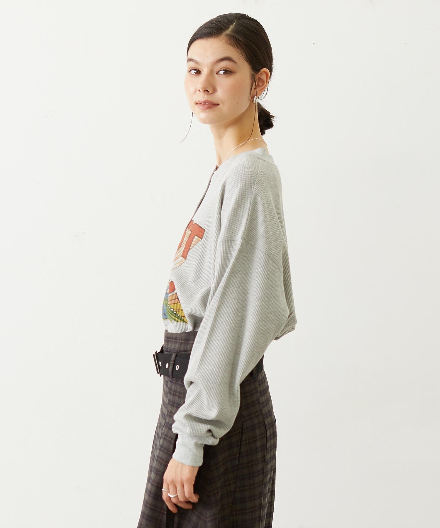 HENLEY NECK GRAPHIC L/S TOP