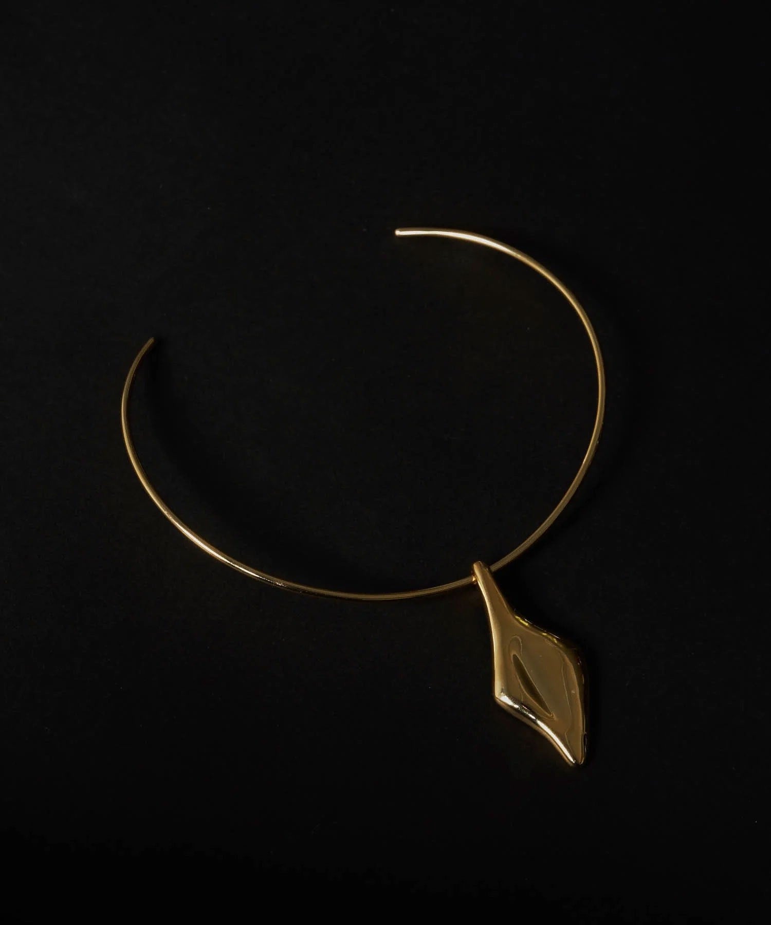 loni/LEAF PLATE CHOKER
