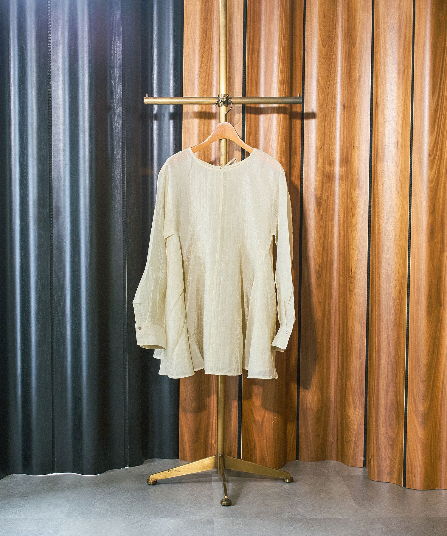 BACK RIBBON BLOUSE