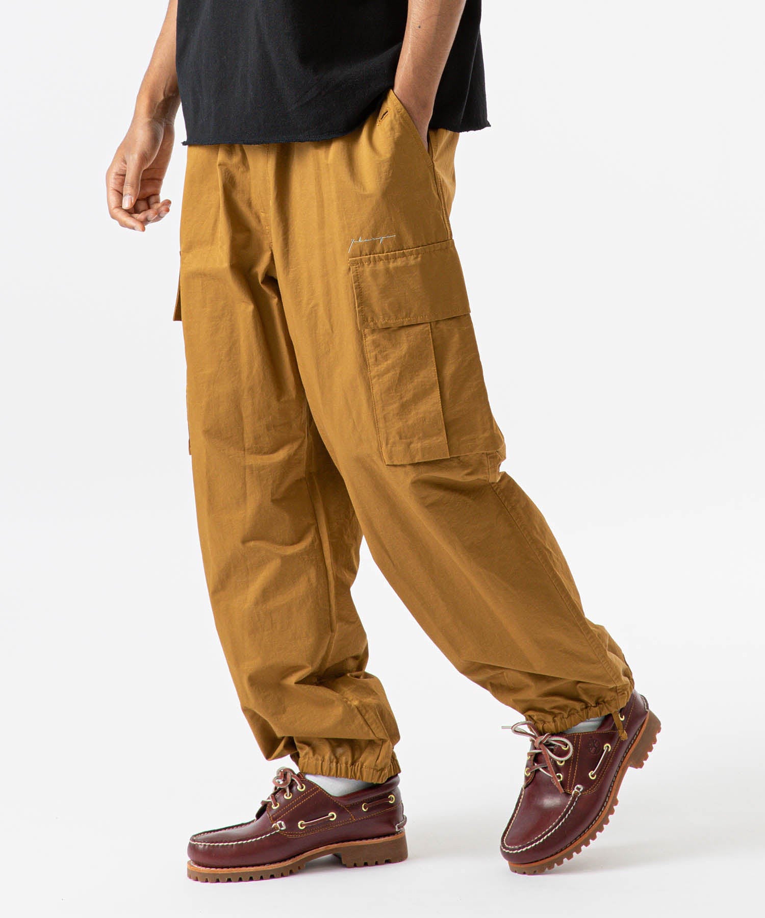 MODEL 身長187cm / 着用サイズ：Lサイズ ※商品の色味の目安は、商品単体の画像をご参照ください。
