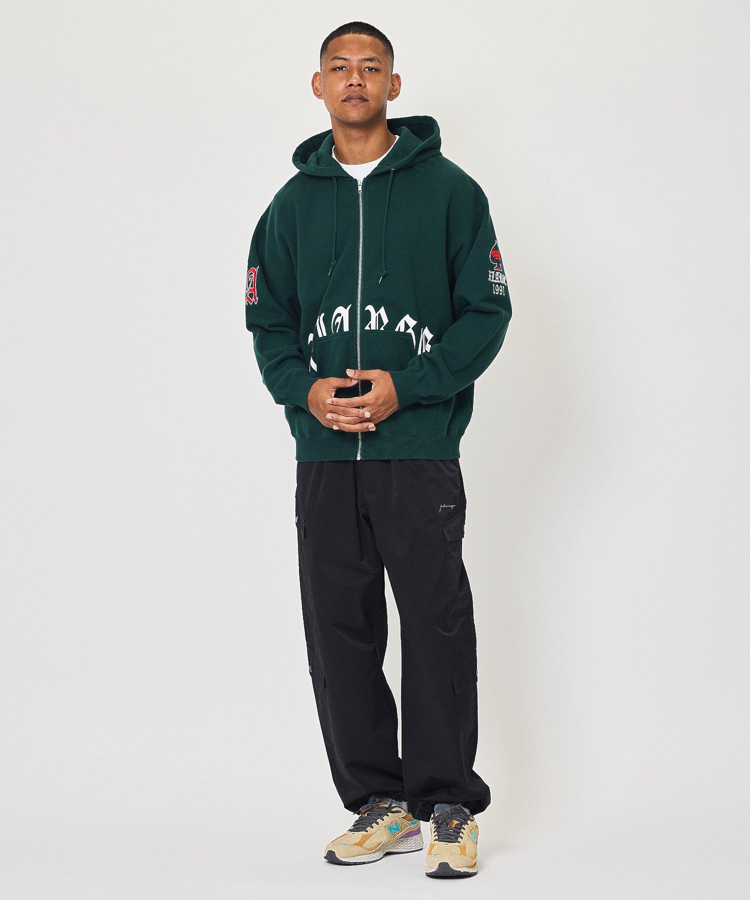 MODEL 身長187cm / 着用サイズ：Lサイズ ※商品の色味の目安は、商品単体の画像をご参照ください。