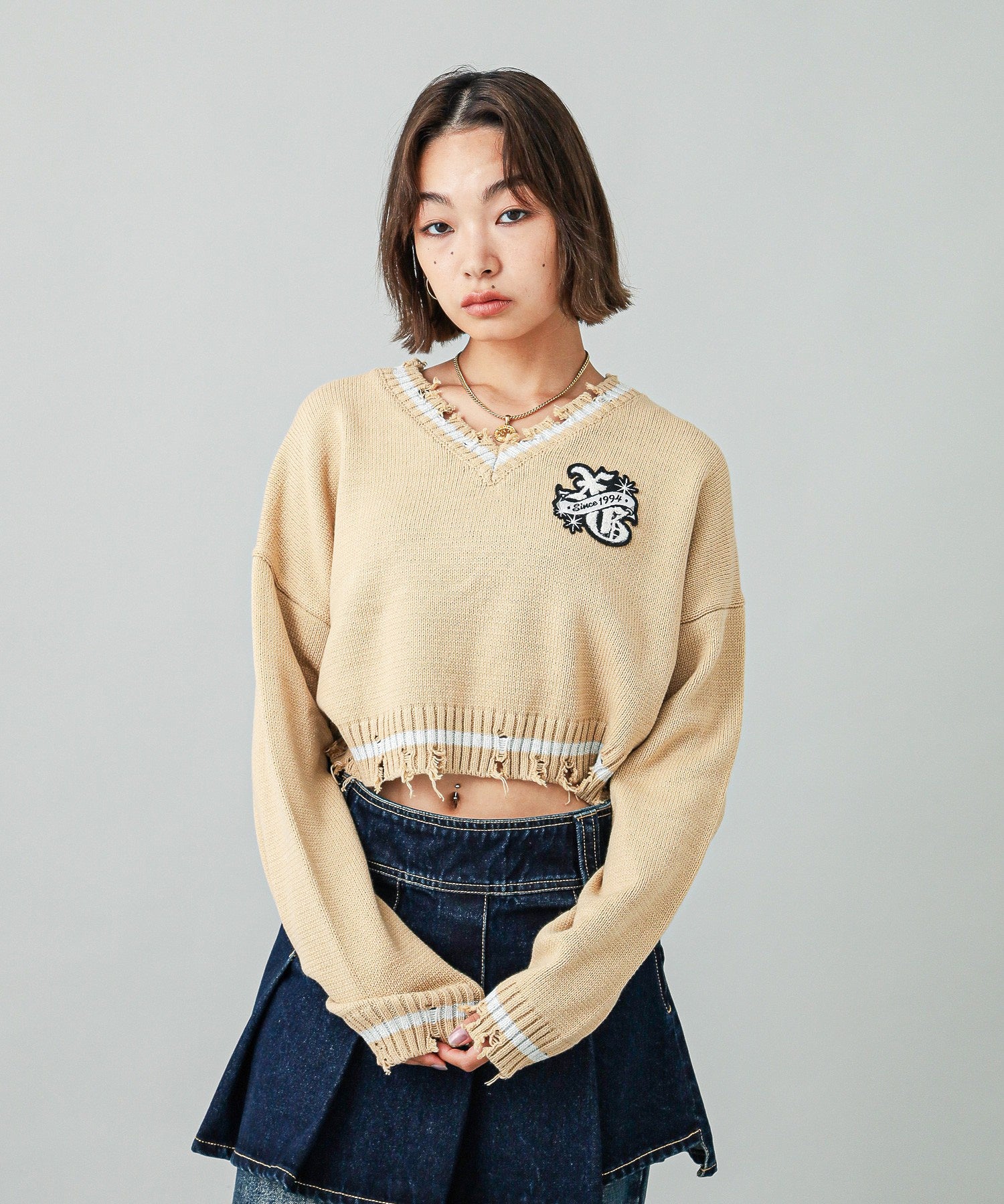 EMBLEM V-NECK KNIT TOP