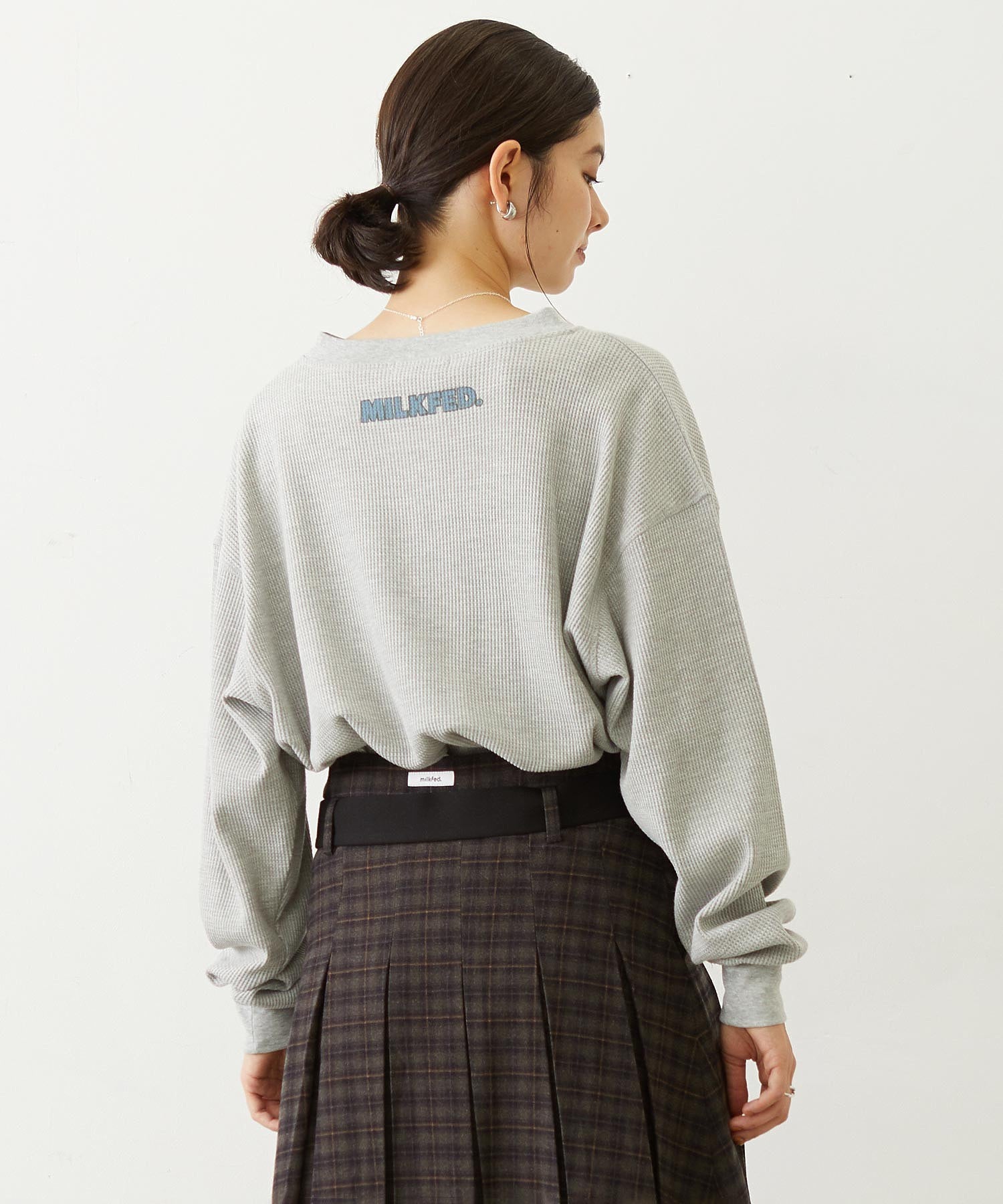 HENLEY NECK GRAPHIC L/S TOP