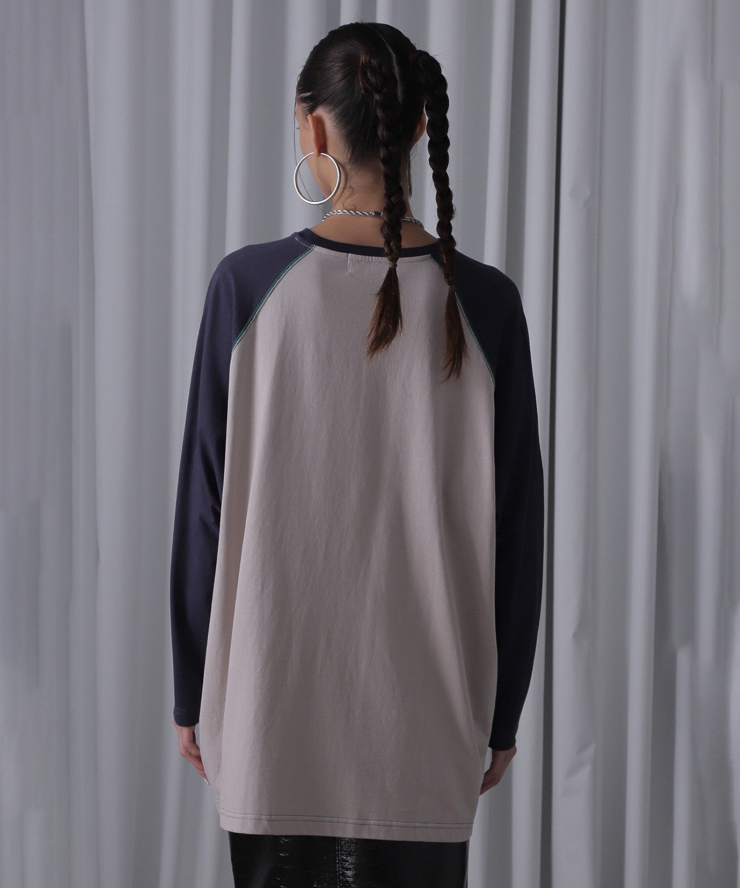 フロントホックラグランTシャツ
