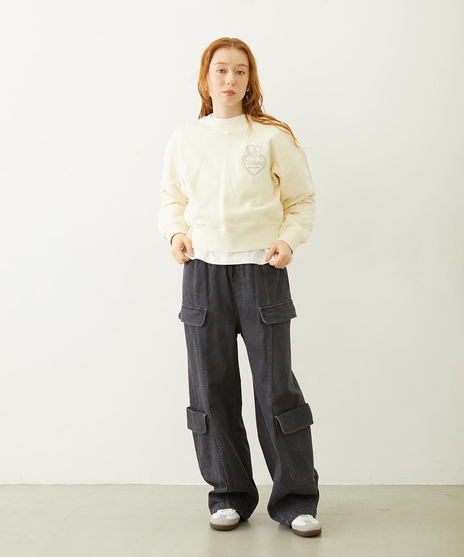 HEART RIBBON EMBLEM SHORT CREW SWEAT