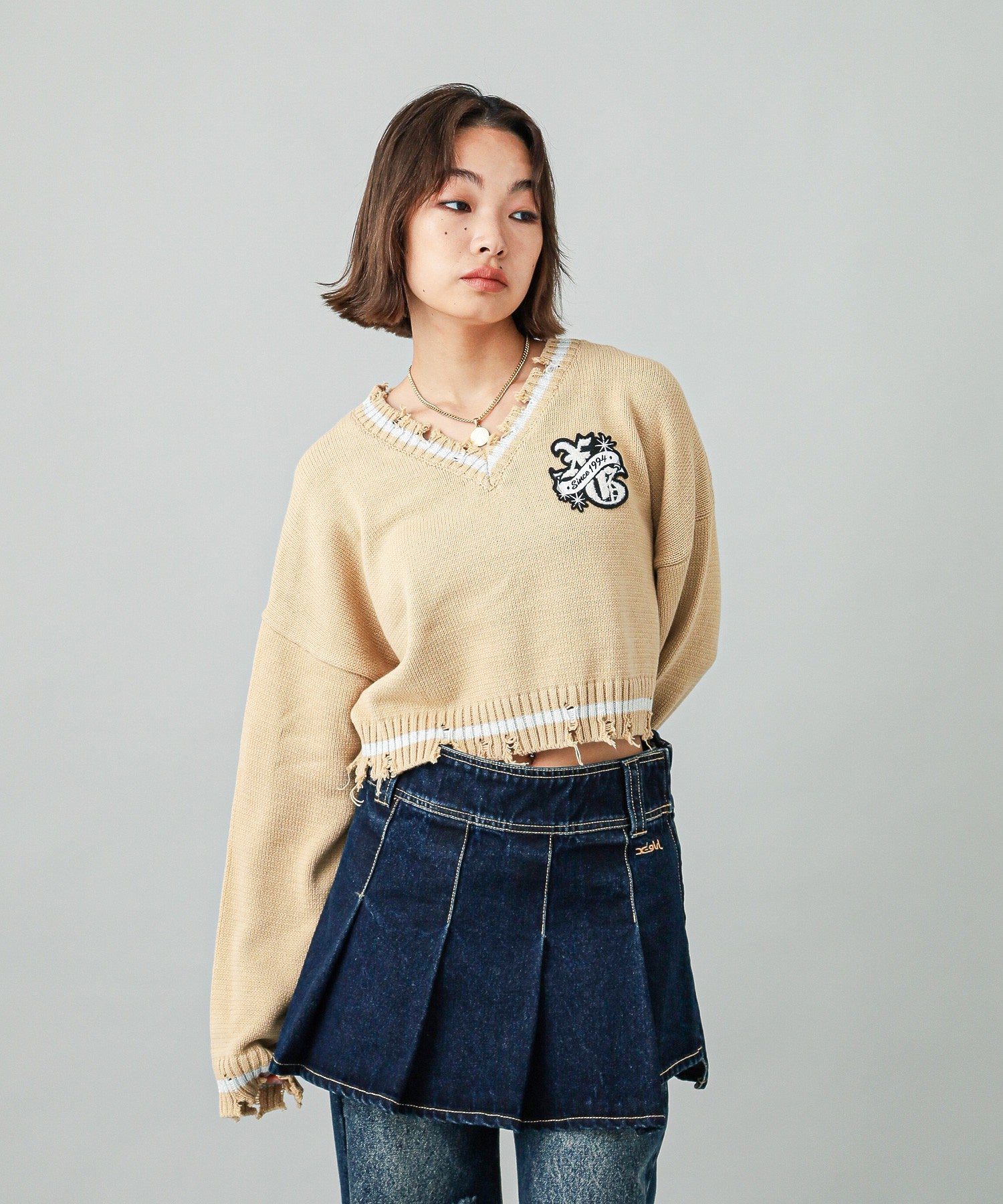 EMBLEM V-NECK KNIT TOP