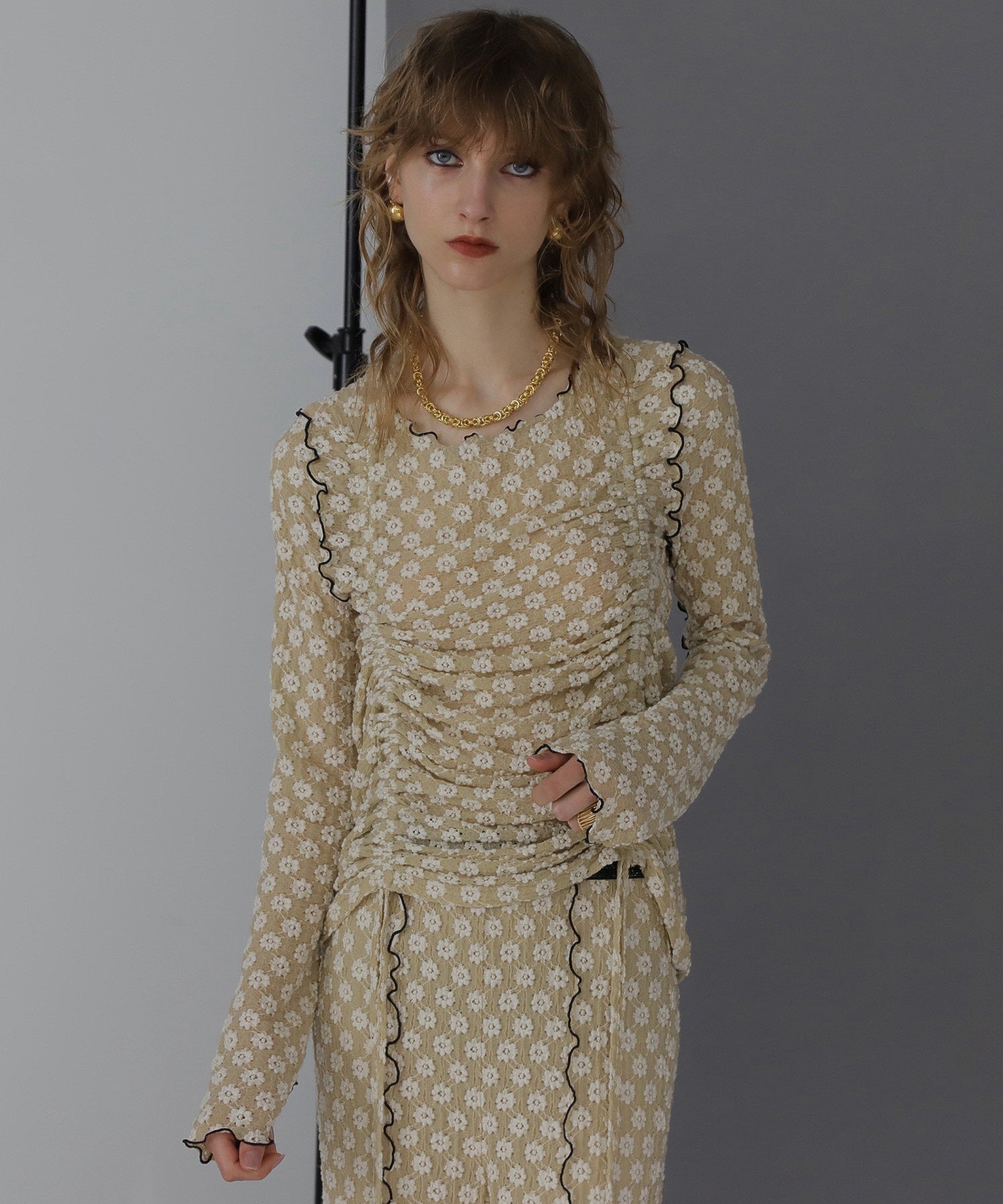 CREOLME/シャーリングフラワートップス