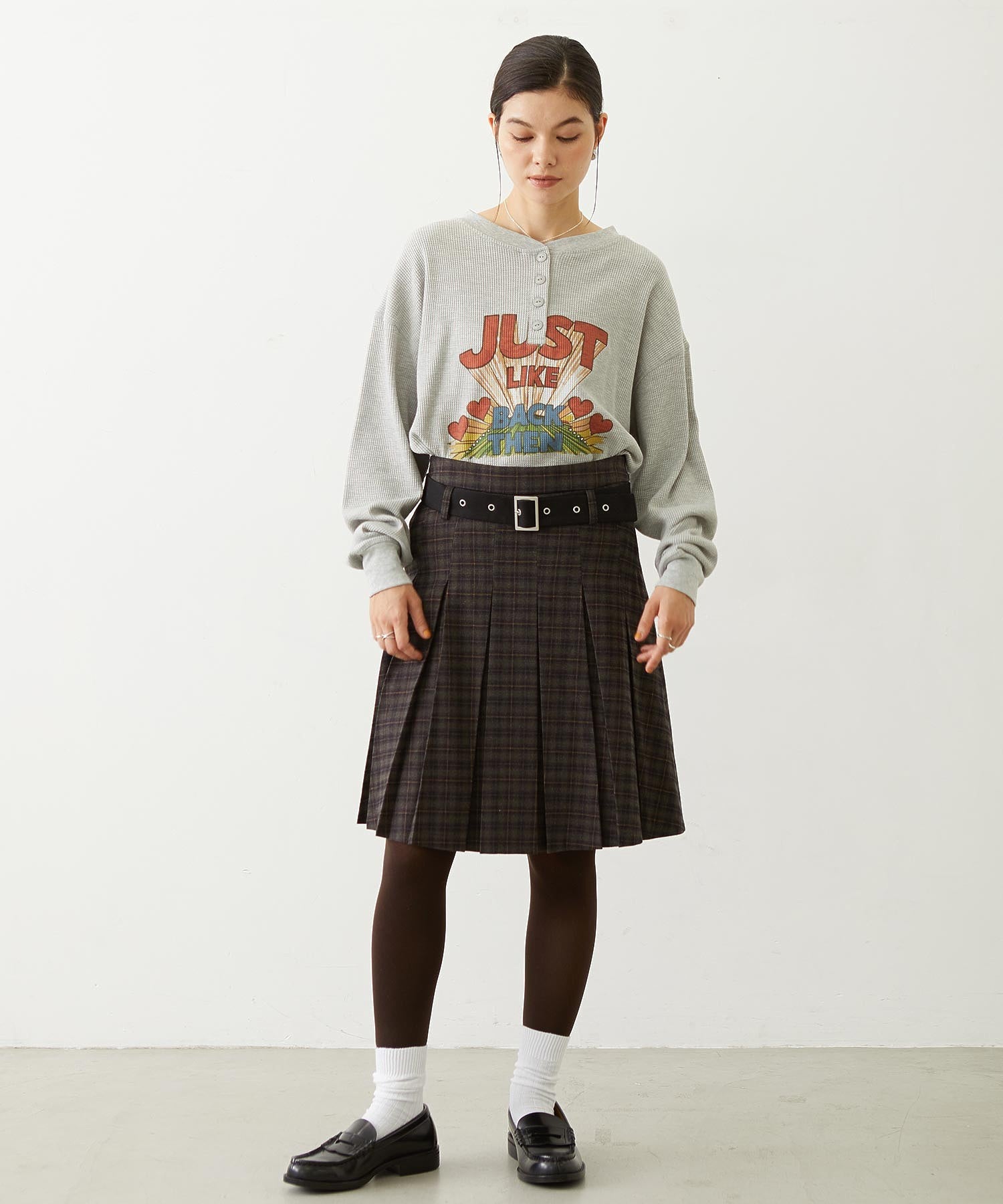 HENLEY NECK GRAPHIC L/S TOP