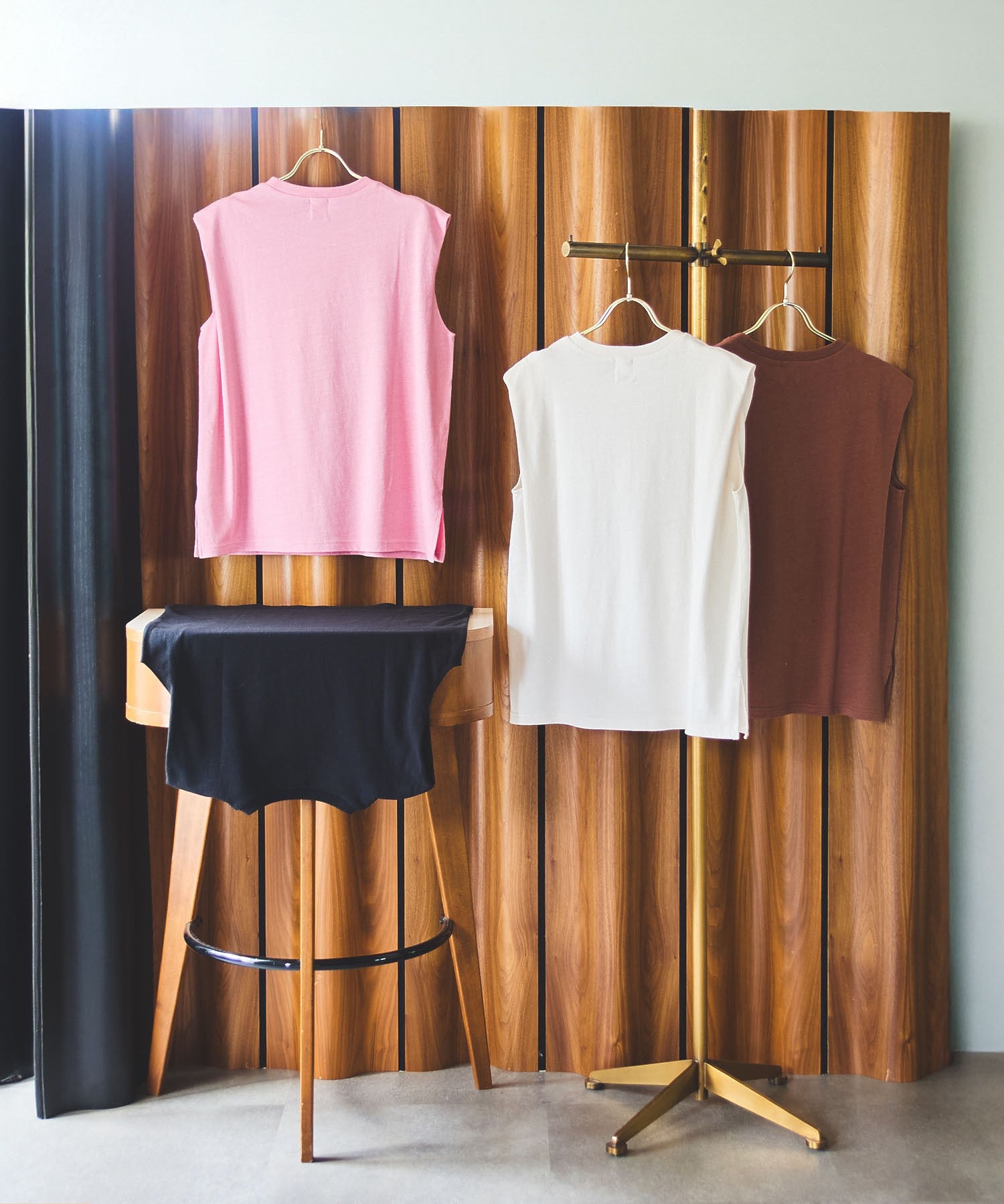 【WEB・一部店舗限定】SHOULDER TUCKED SLEEVELESS TEE