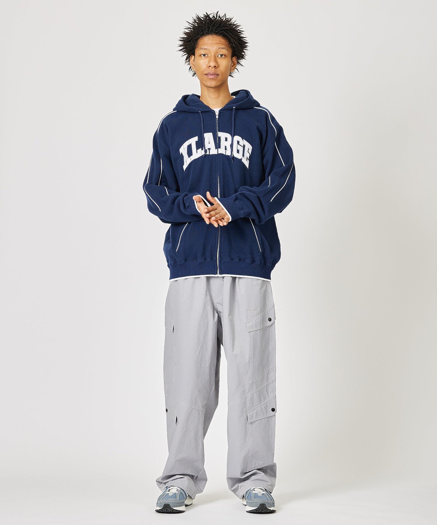 MODEL 身長180cm / 着用サイズ：Lサイズ ※商品の色味の目安は、商品単体の画像をご参照ください。