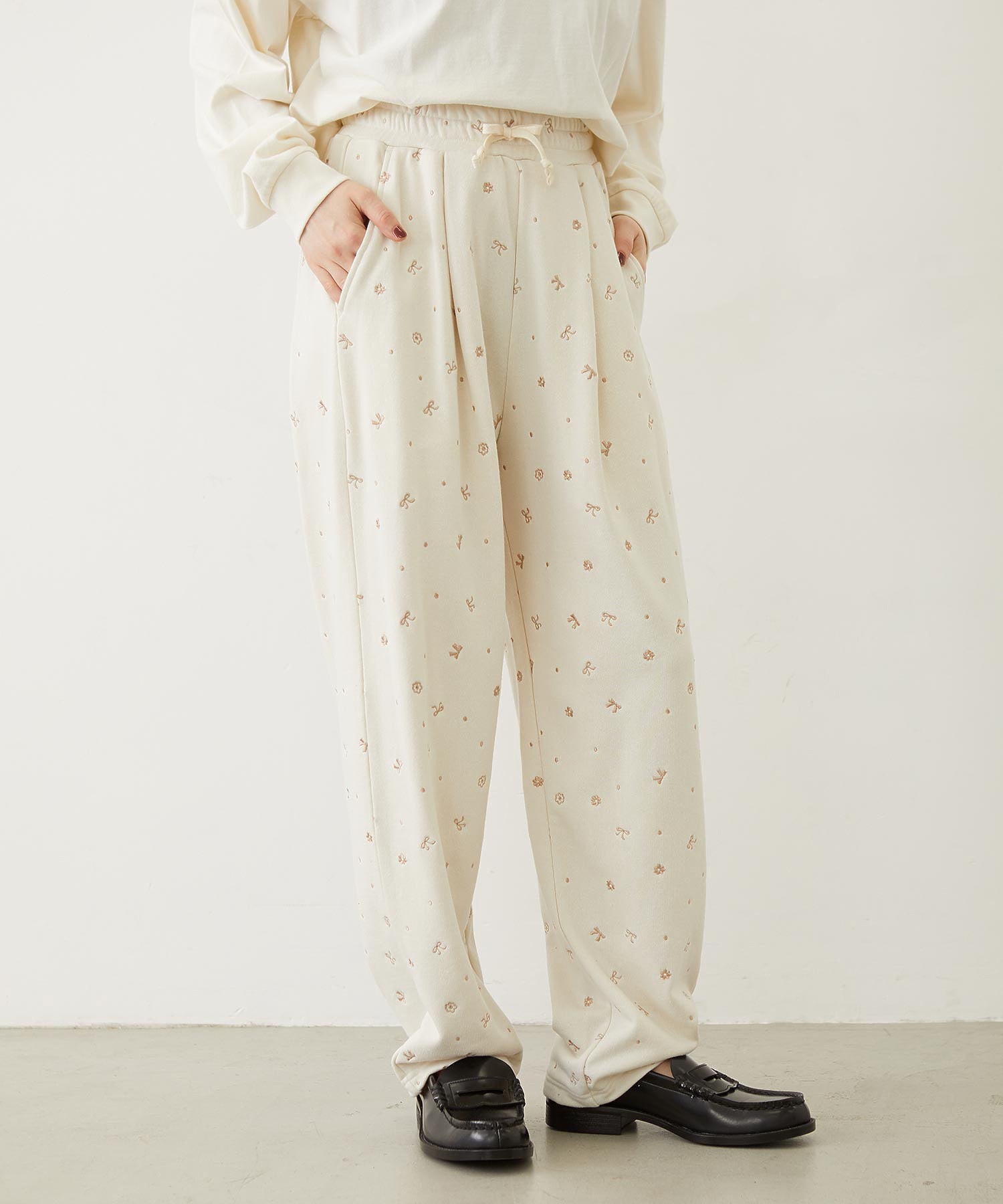 EMBROIDERY TUCK SWEAT PANTS