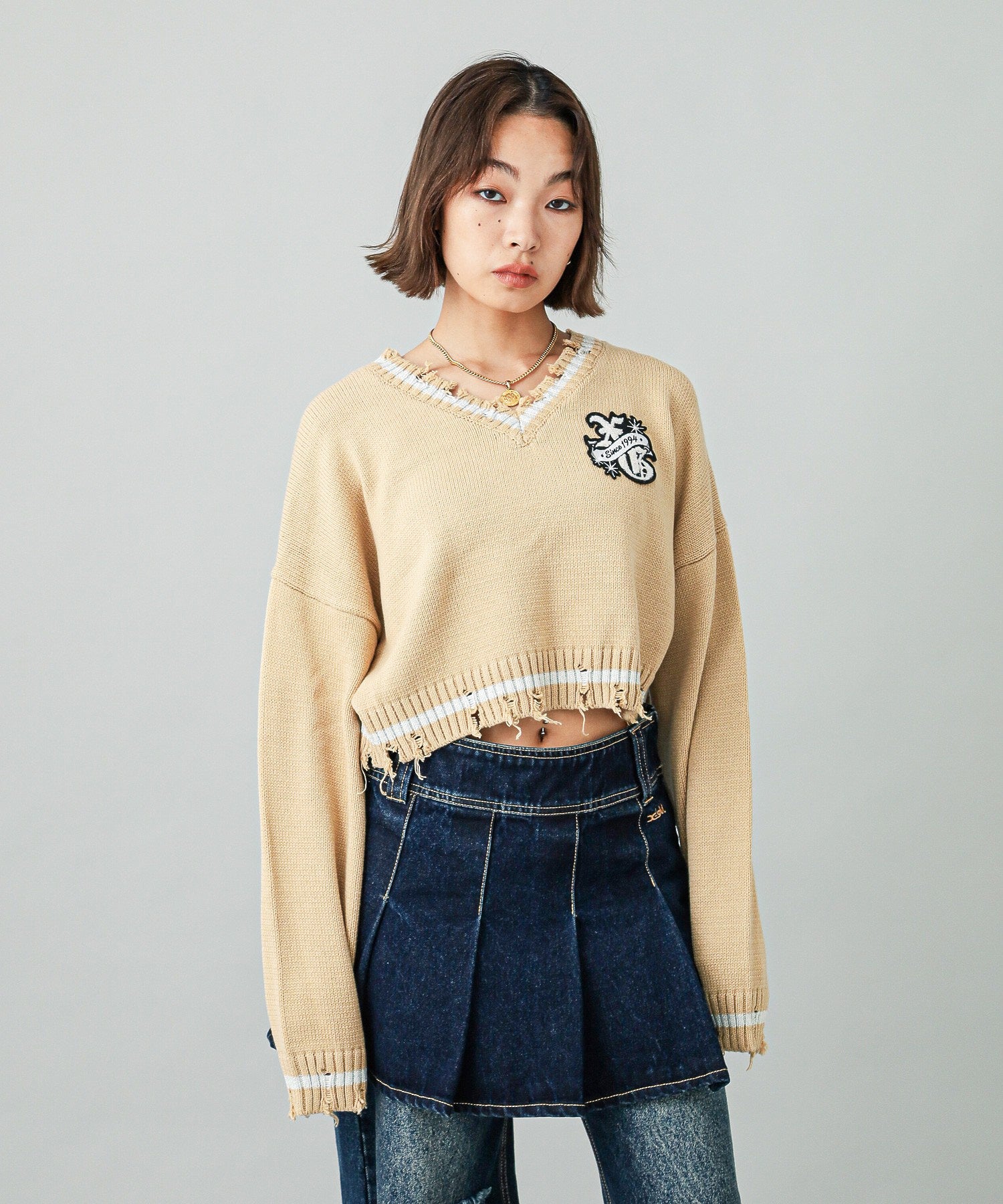 EMBLEM V-NECK KNIT TOP