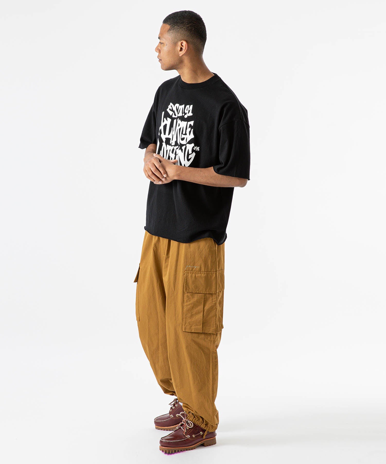 MODEL 身長187cm / 着用サイズ：Lサイズ ※商品の色味の目安は、商品単体の画像をご参照ください。