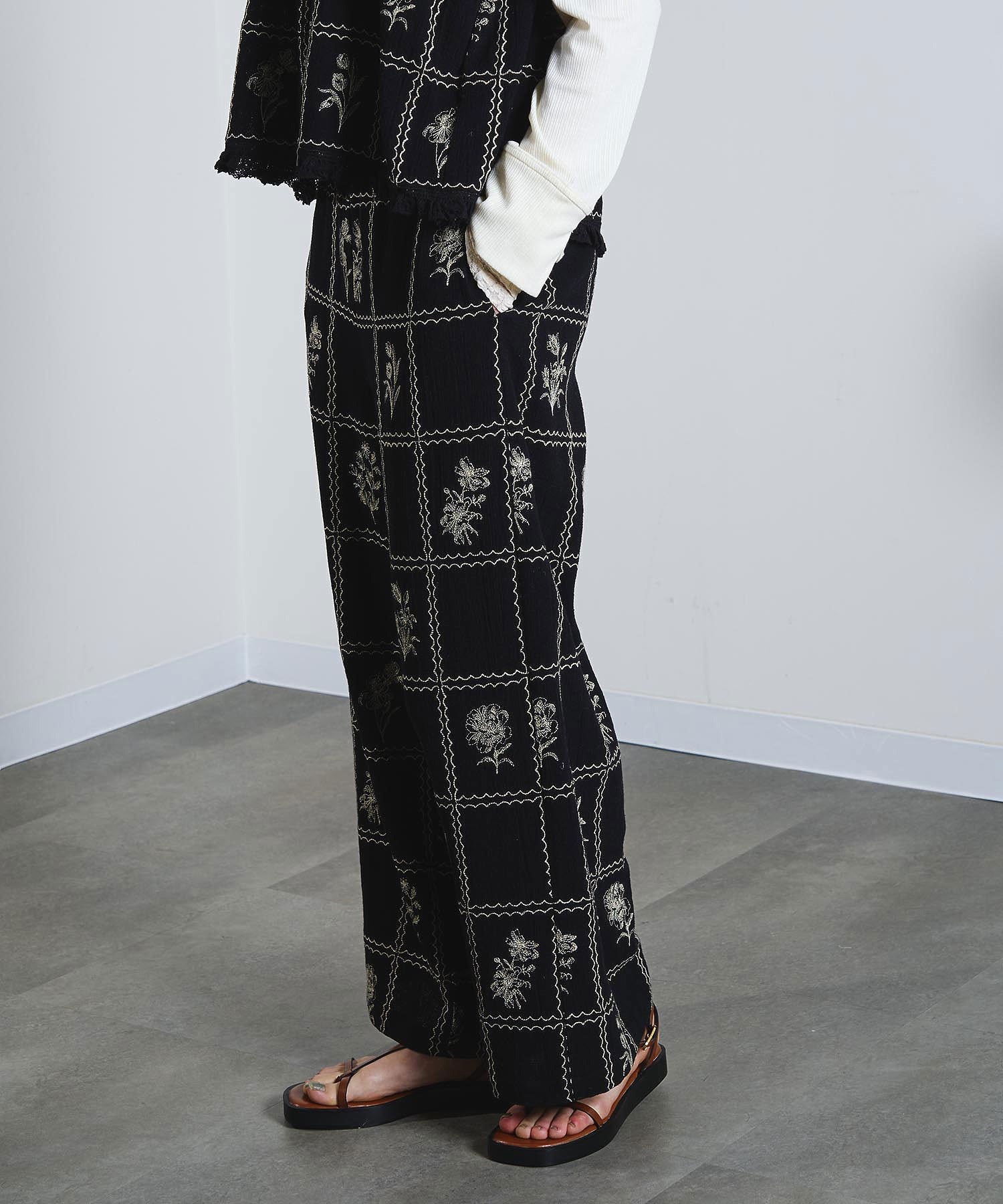 mag.by c/EMBROIDERY PANTS