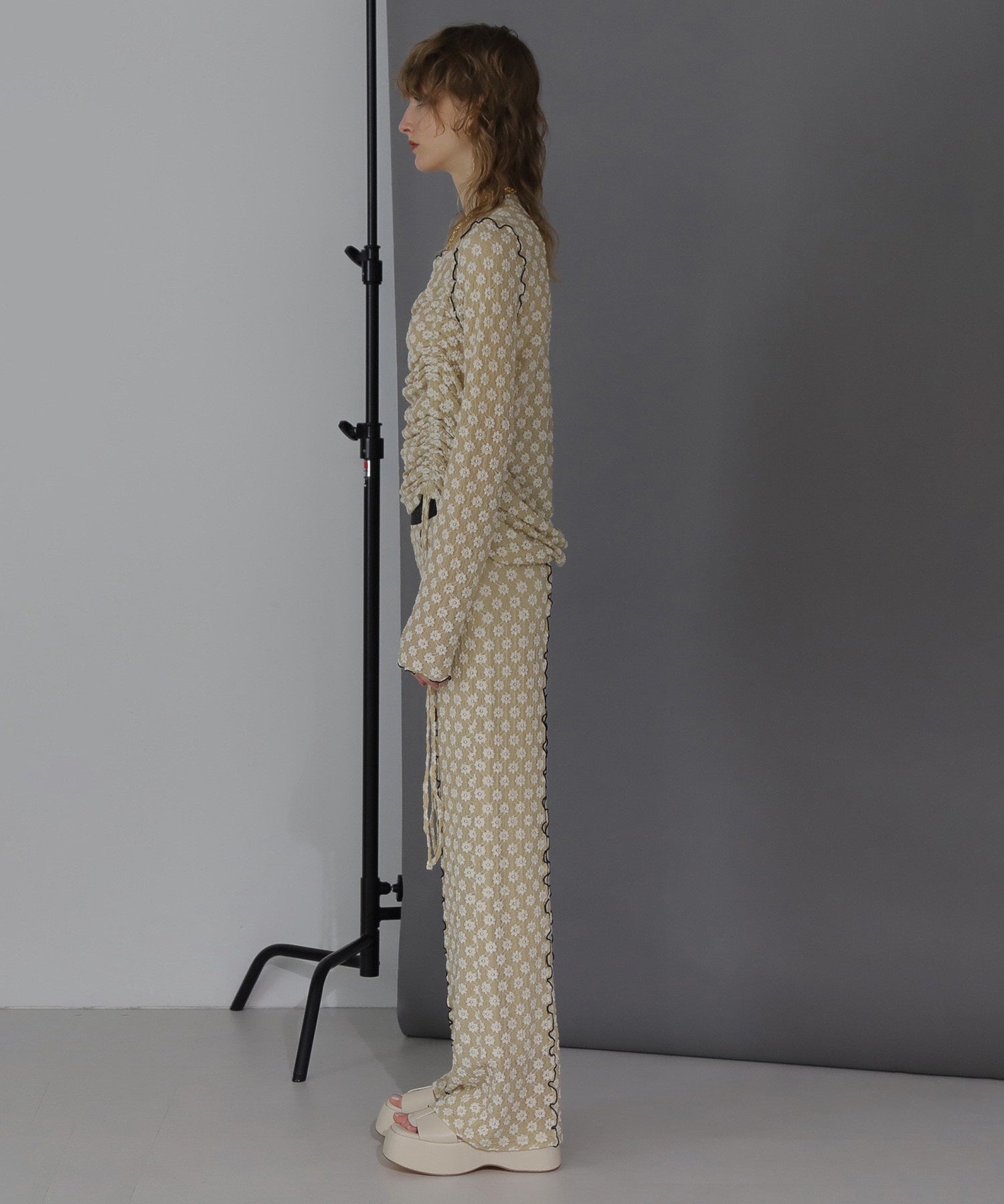 CREOLME/シャーリングフラワートップス