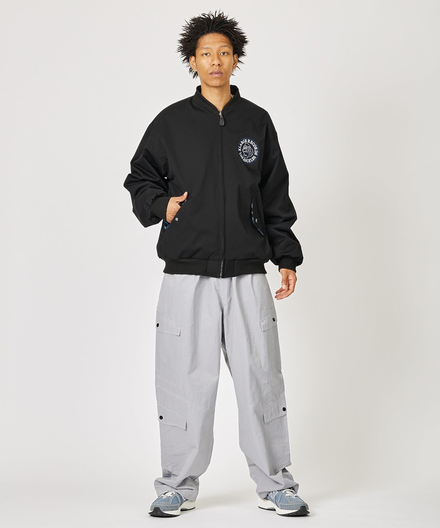 MODEL 身長180cm / 着用サイズ：Lサイズ ※商品の色味の目安は、商品単体の画像をご参照ください。