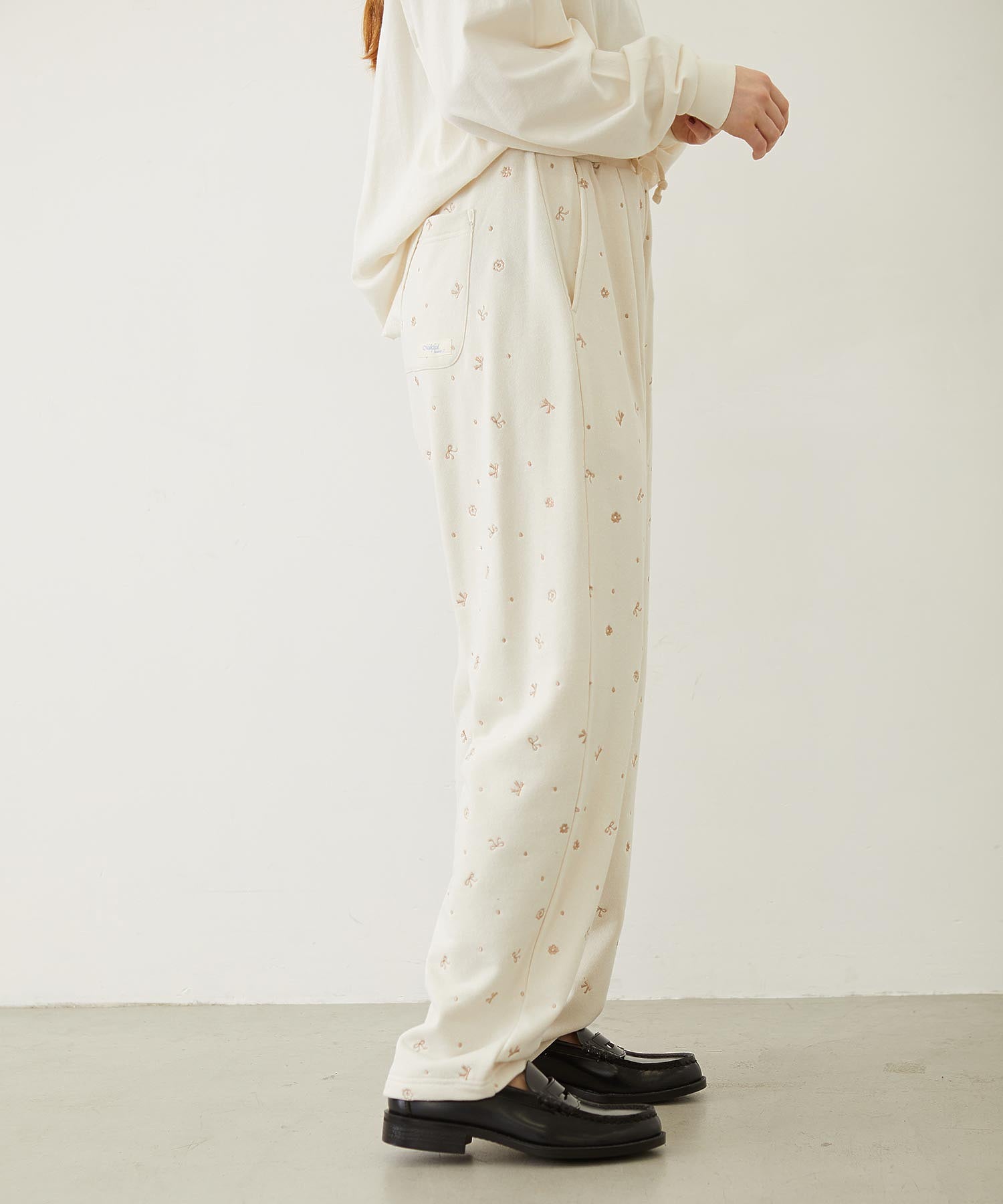EMBROIDERY TUCK SWEAT PANTS