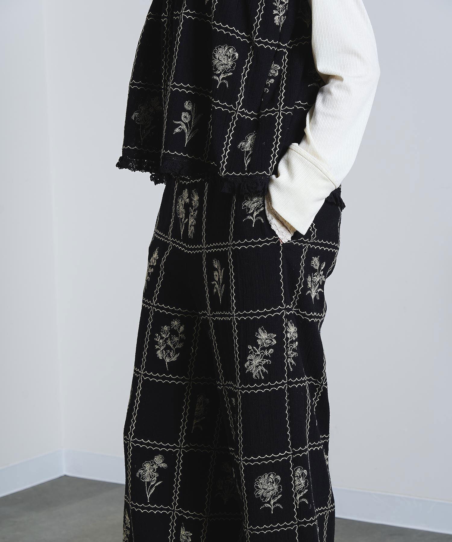 mag.by c/EMBROIDERY PANTS