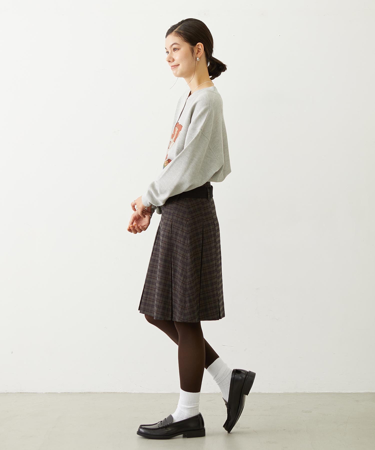 HENLEY NECK GRAPHIC L/S TOP