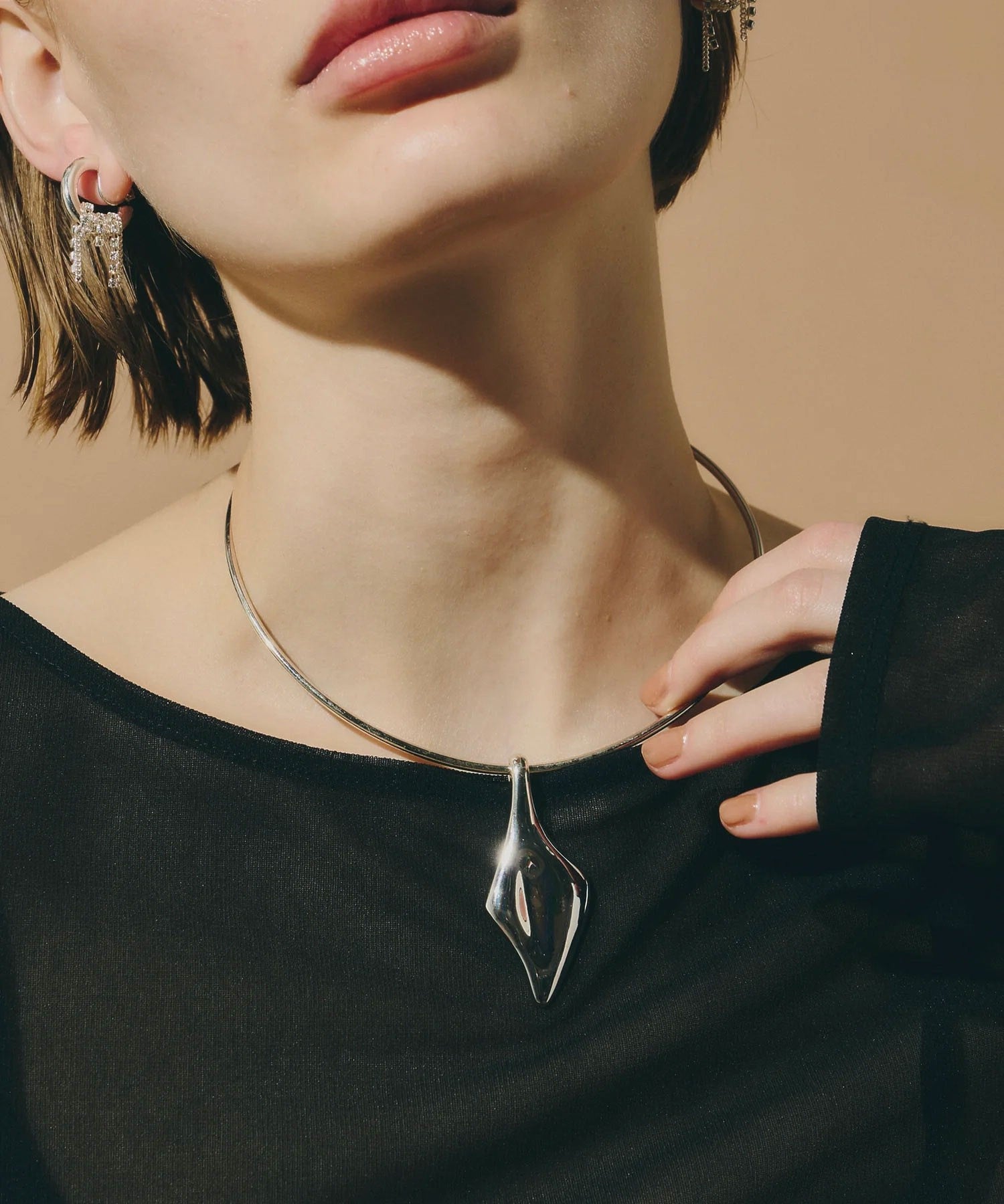 loni/LEAF PLATE CHOKER