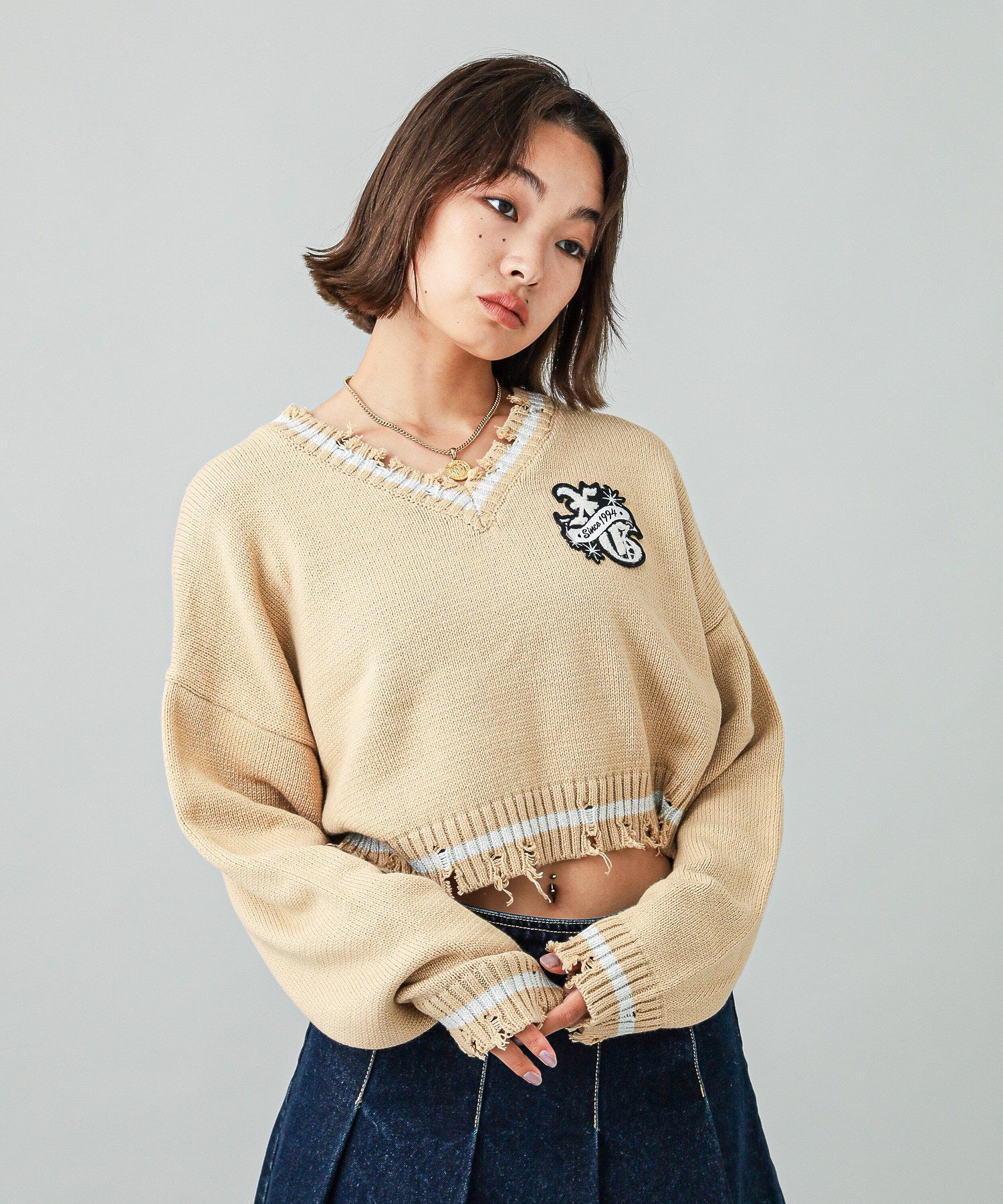 EMBLEM V-NECK KNIT TOP