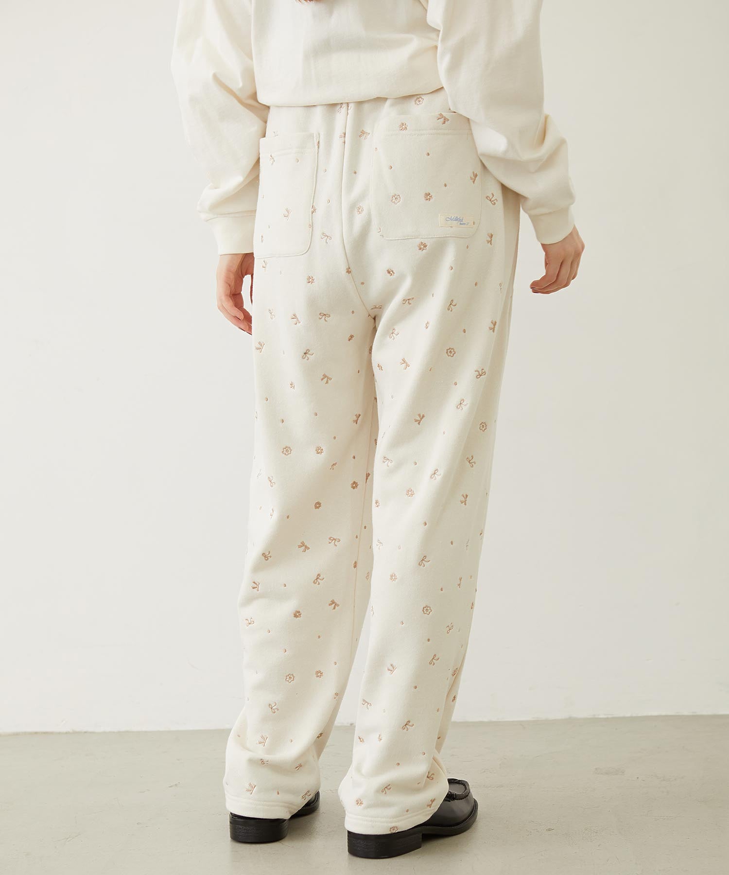 EMBROIDERY TUCK SWEAT PANTS