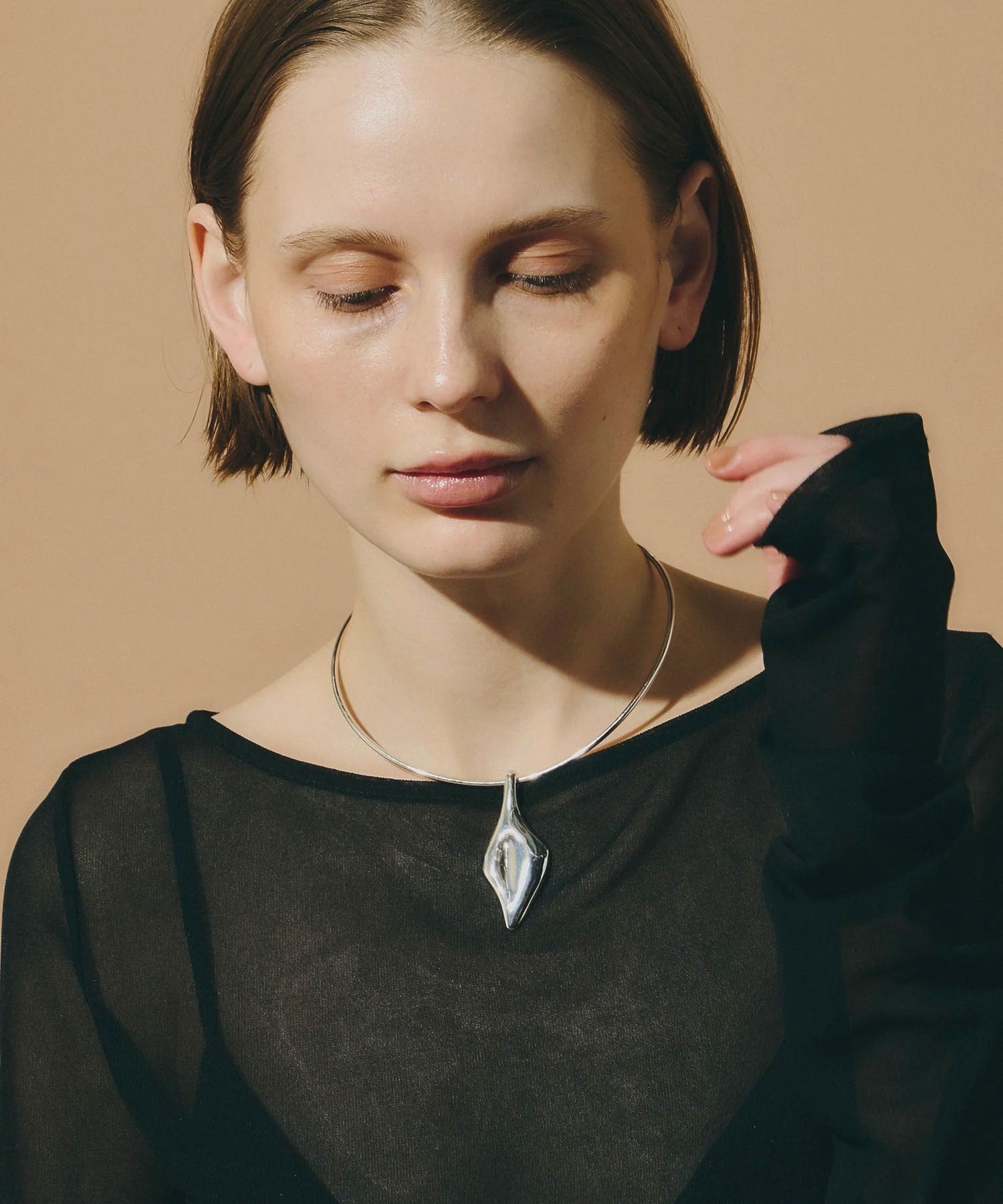 loni/LEAF PLATE CHOKER