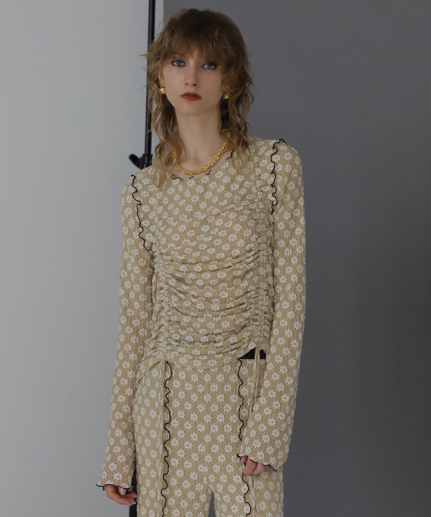 CREOLME/シャーリングフラワートップス