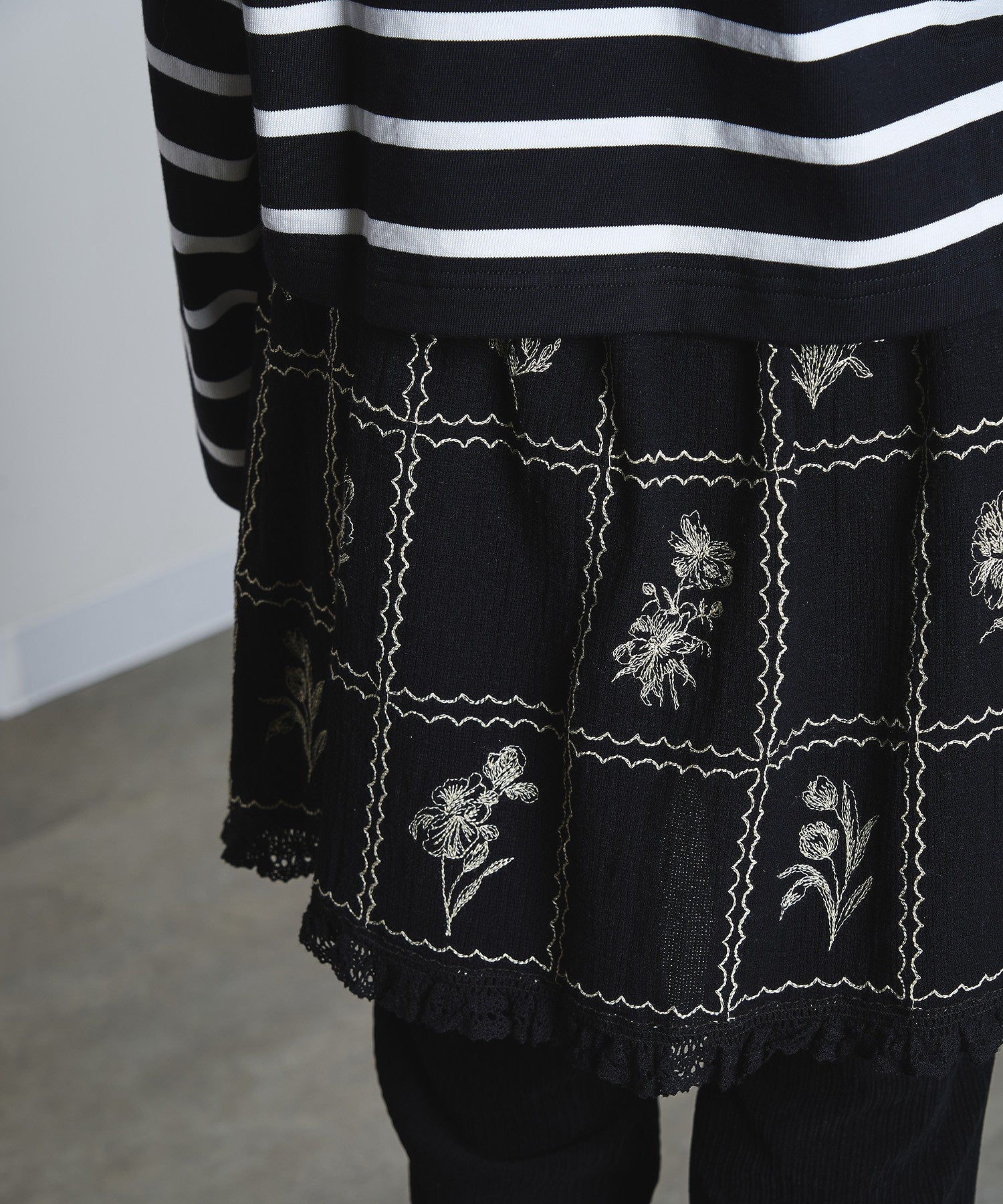 mag.by c/EMBROIDERY CAMISOLE BLOUSE