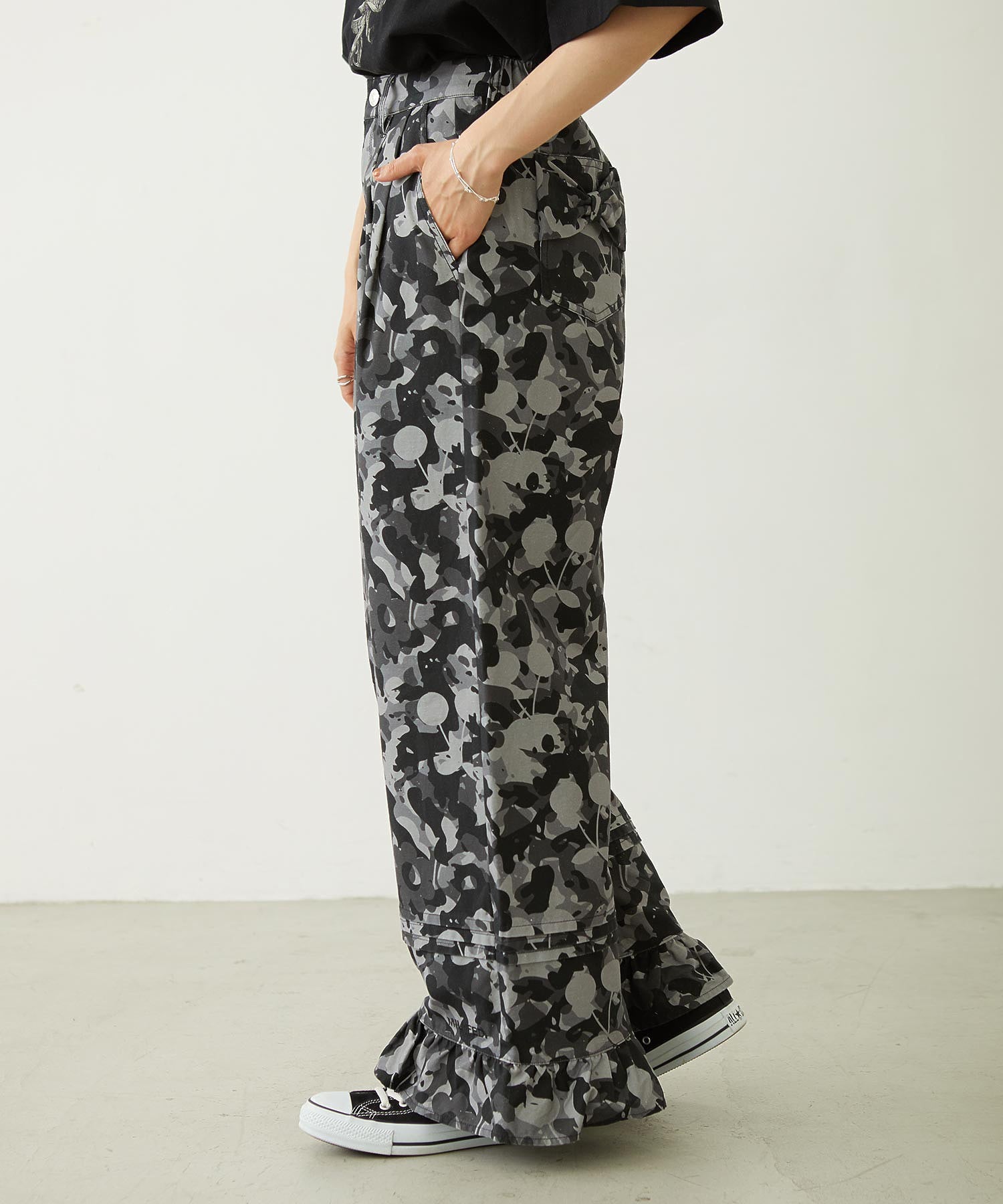 FRILL HEM CAMO PANTS