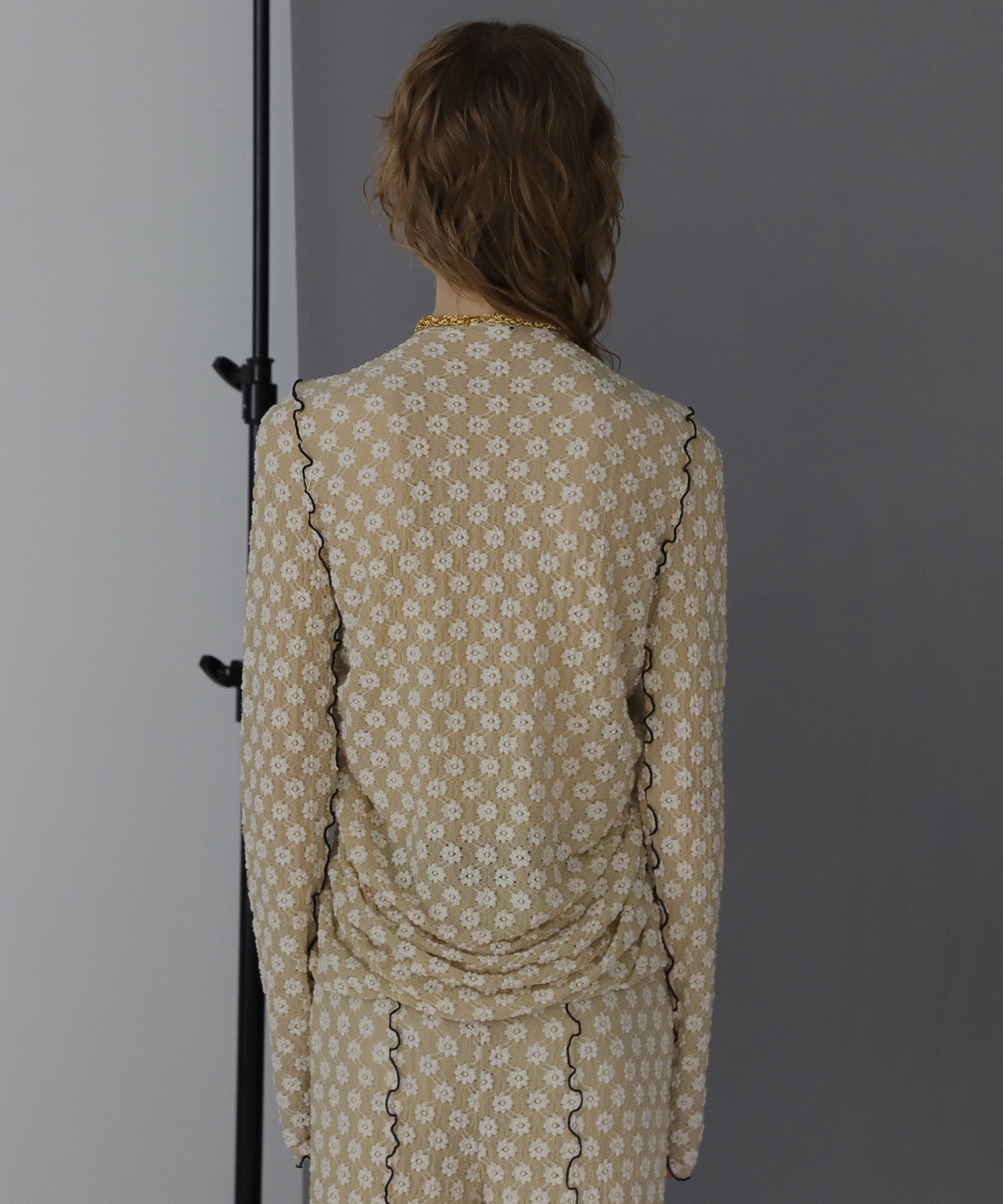 CREOLME/シャーリングフラワートップス