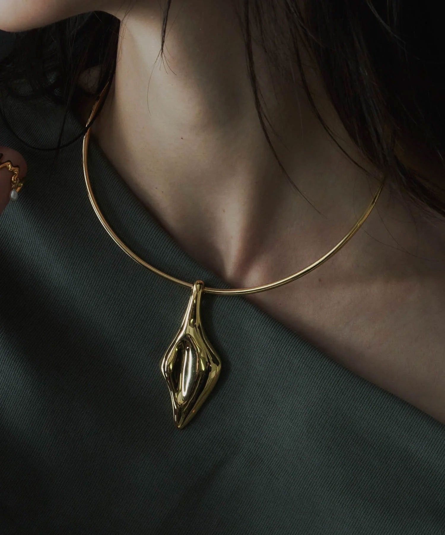 loni/LEAF PLATE CHOKER