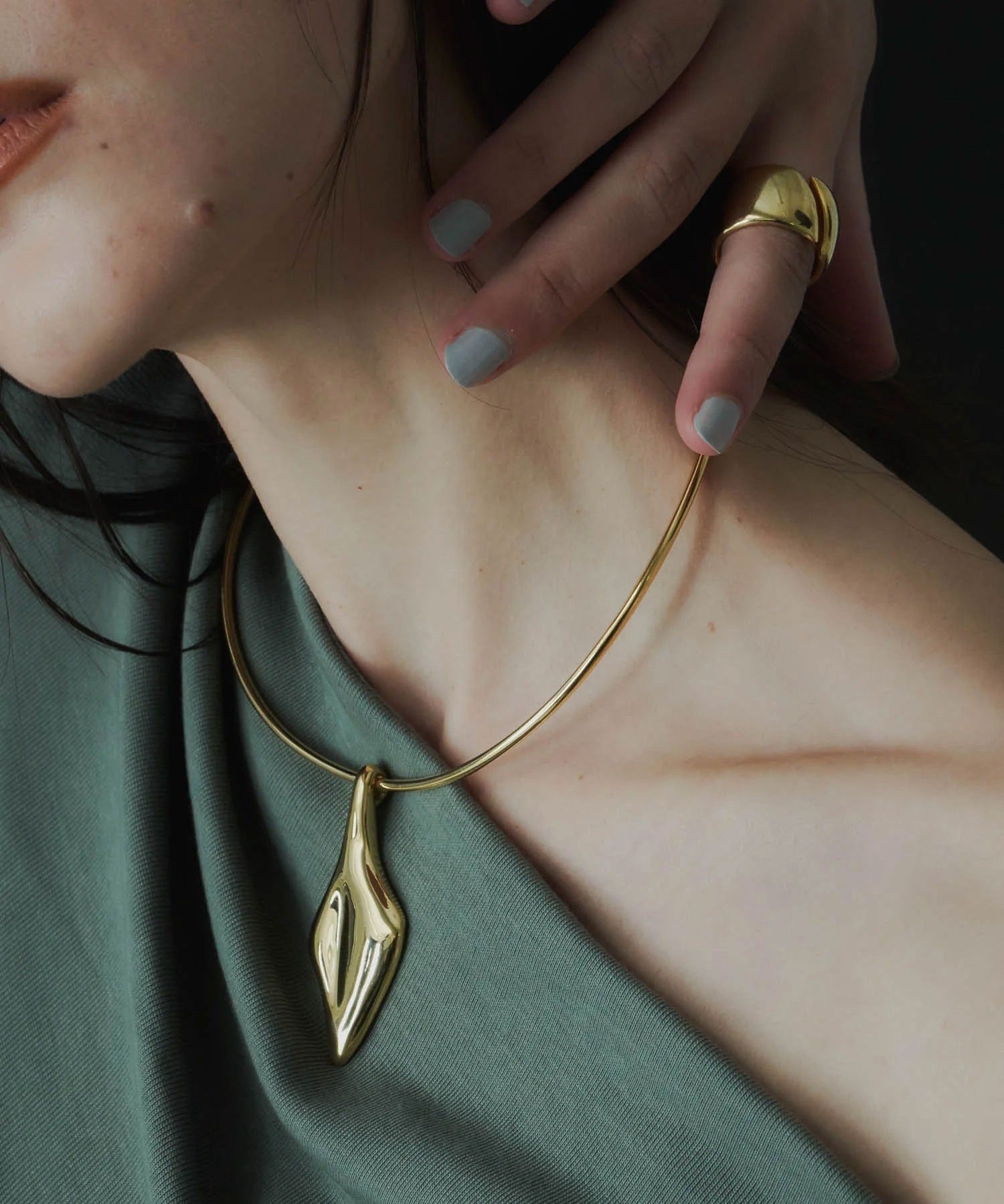 loni/LEAF PLATE CHOKER