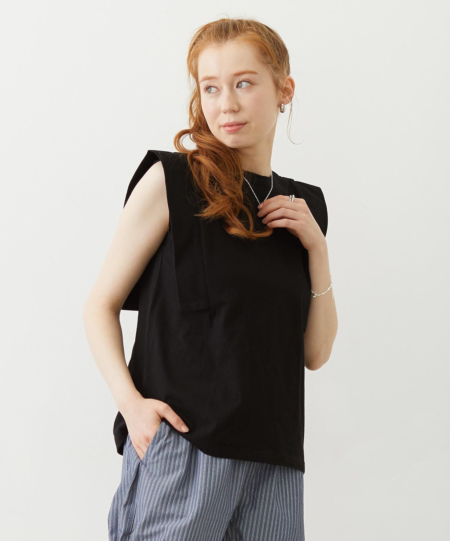 BOXY SLEEVELESS TOP