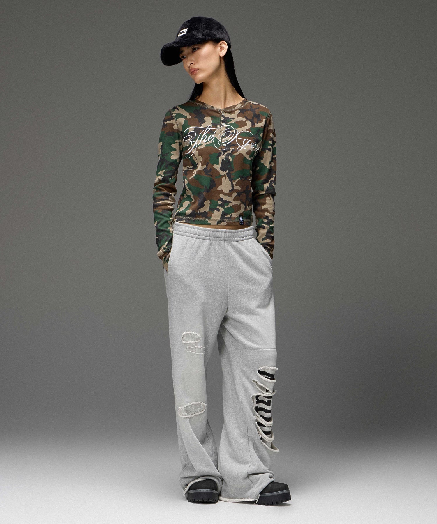 HENLEY NECK SCRIPT LOGO L/S COMPACT TOP