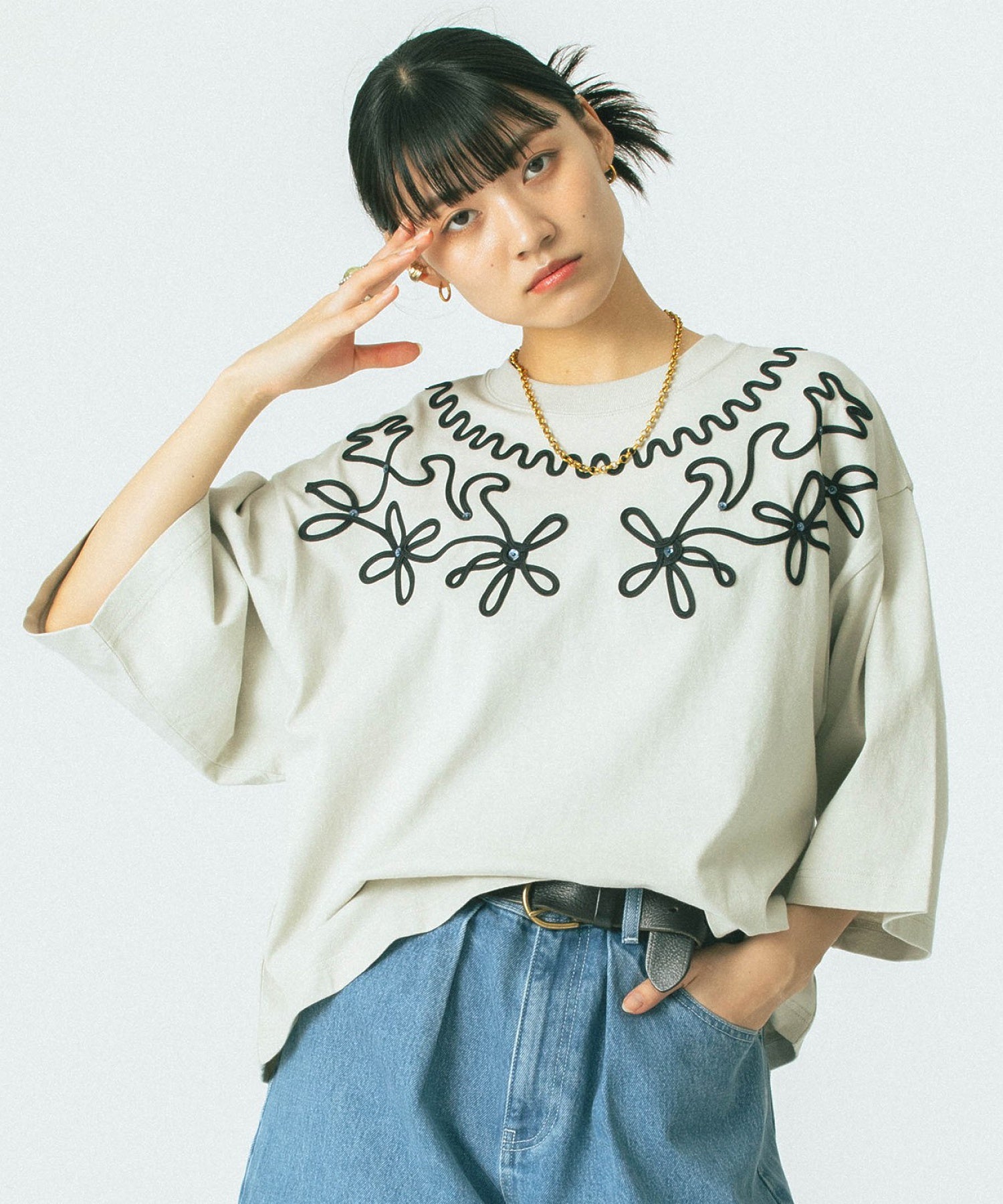 mag.by c/EMBROIDERY H/S TEE