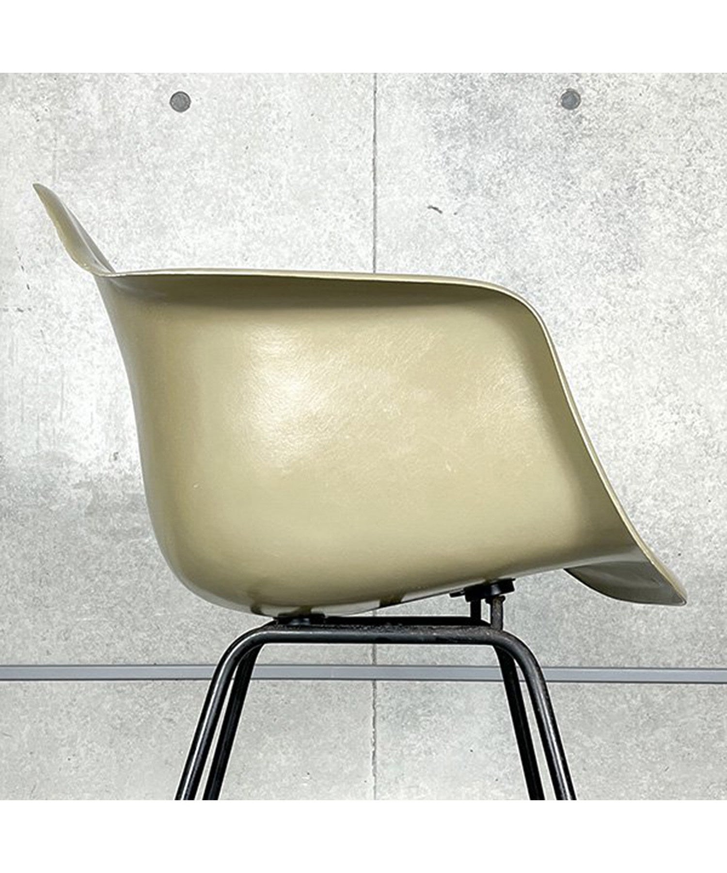 HermanMiller Arm Shell / Raw Umber