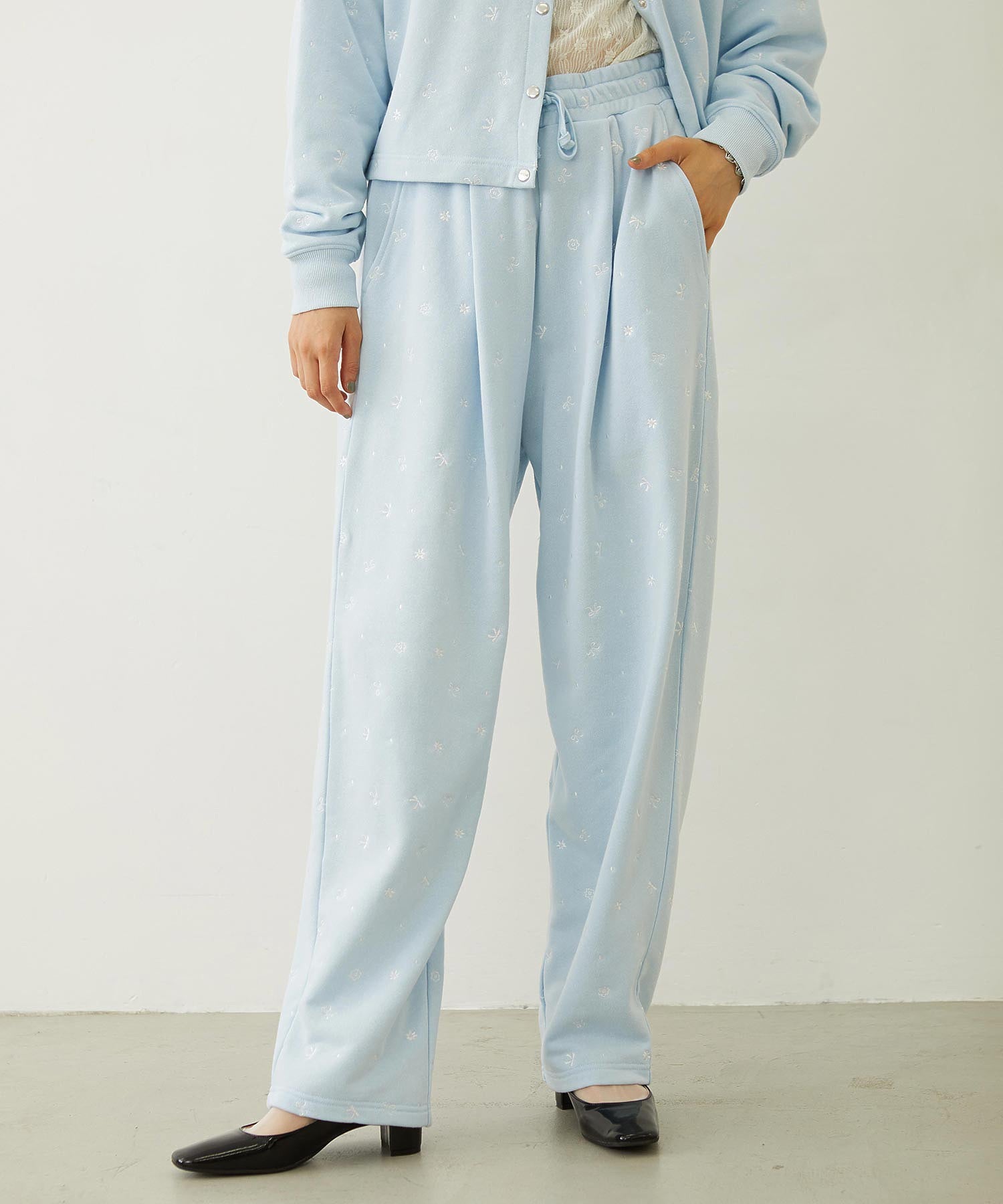 EMBROIDERY TUCK SWEAT PANTS
