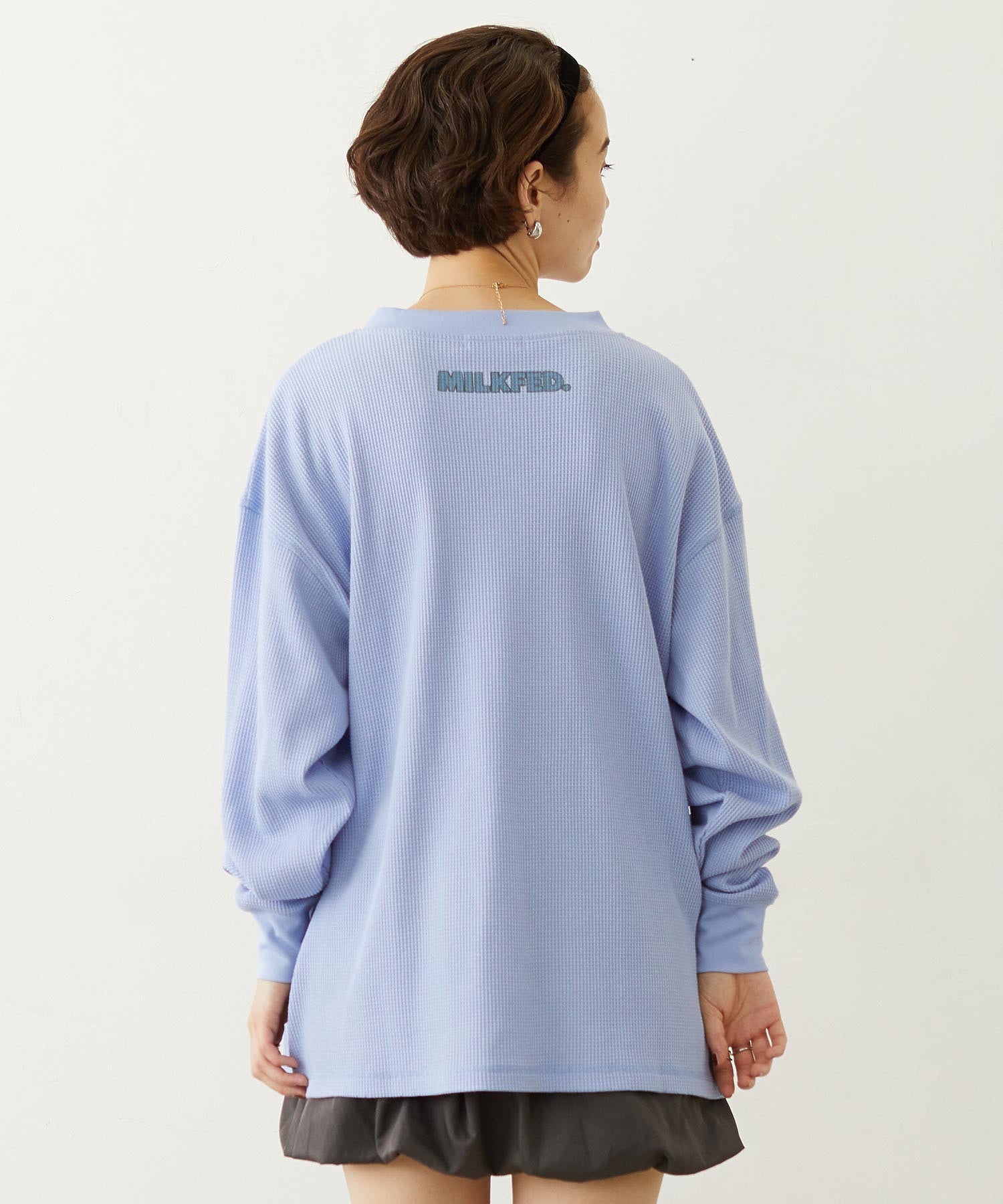 HENLEY NECK GRAPHIC L/S TOP