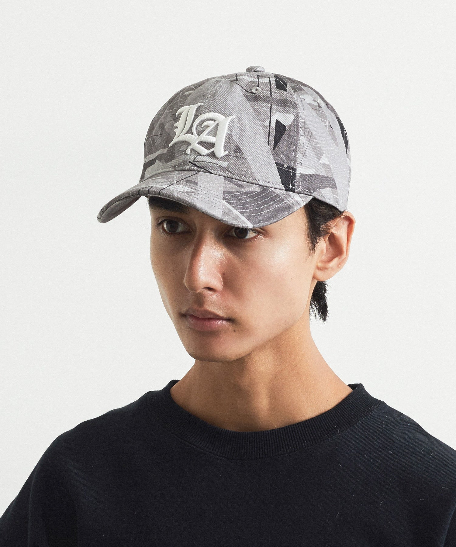 MODEL身長：183cm / 着用サイズ：ONE SIZE