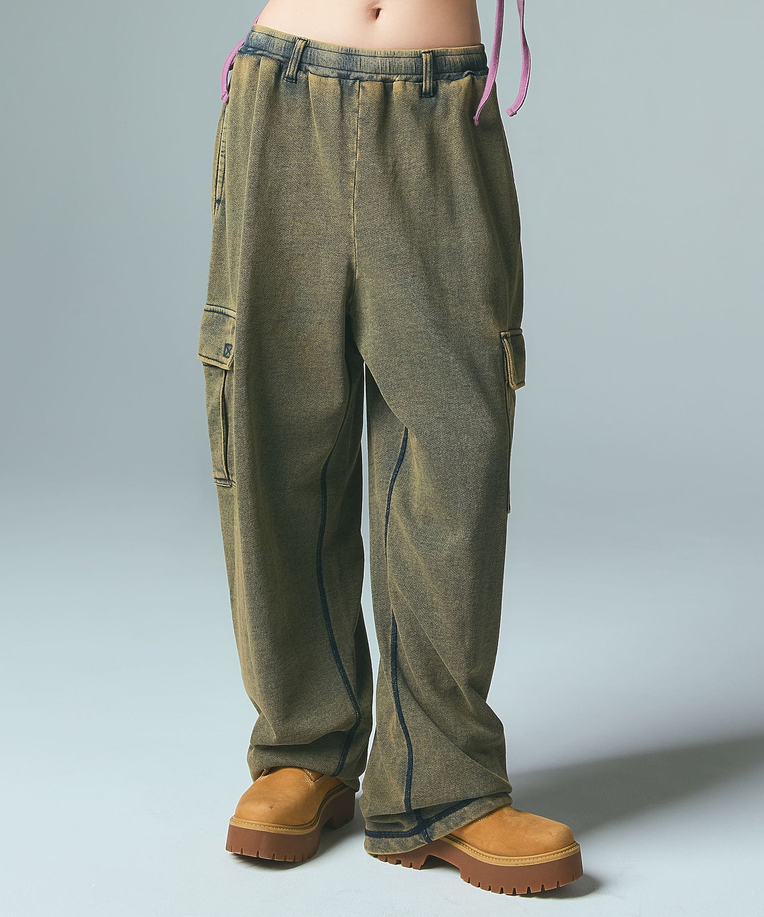 OVERDYED NUMBER PATCH CARGO SWEATPANTS