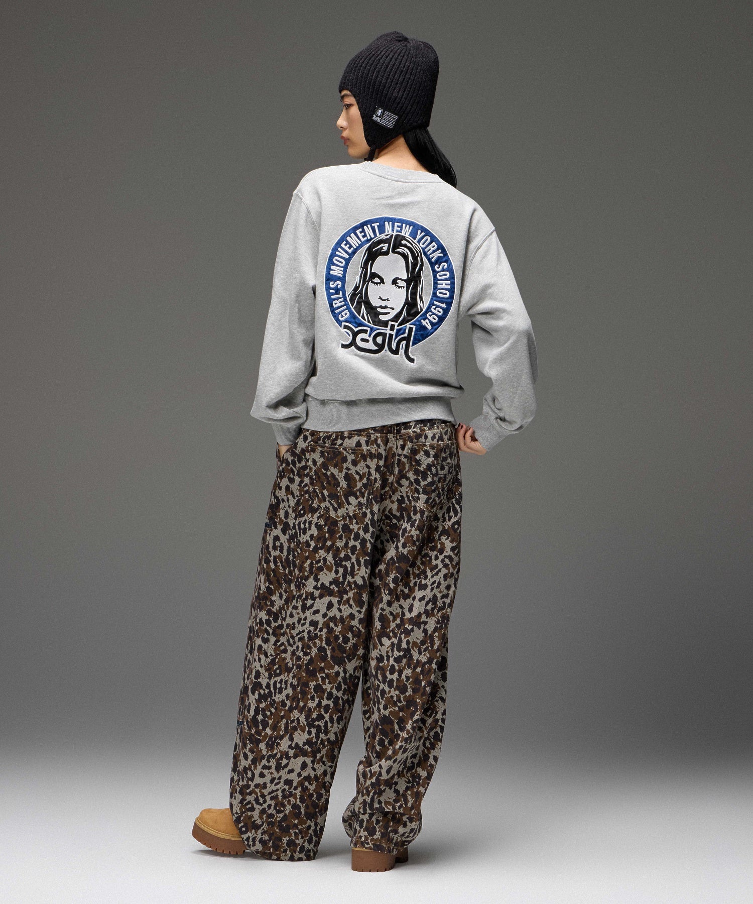 FACE IN CIRCLE LOGO PATCH CREWNECK SWEATSHIRT