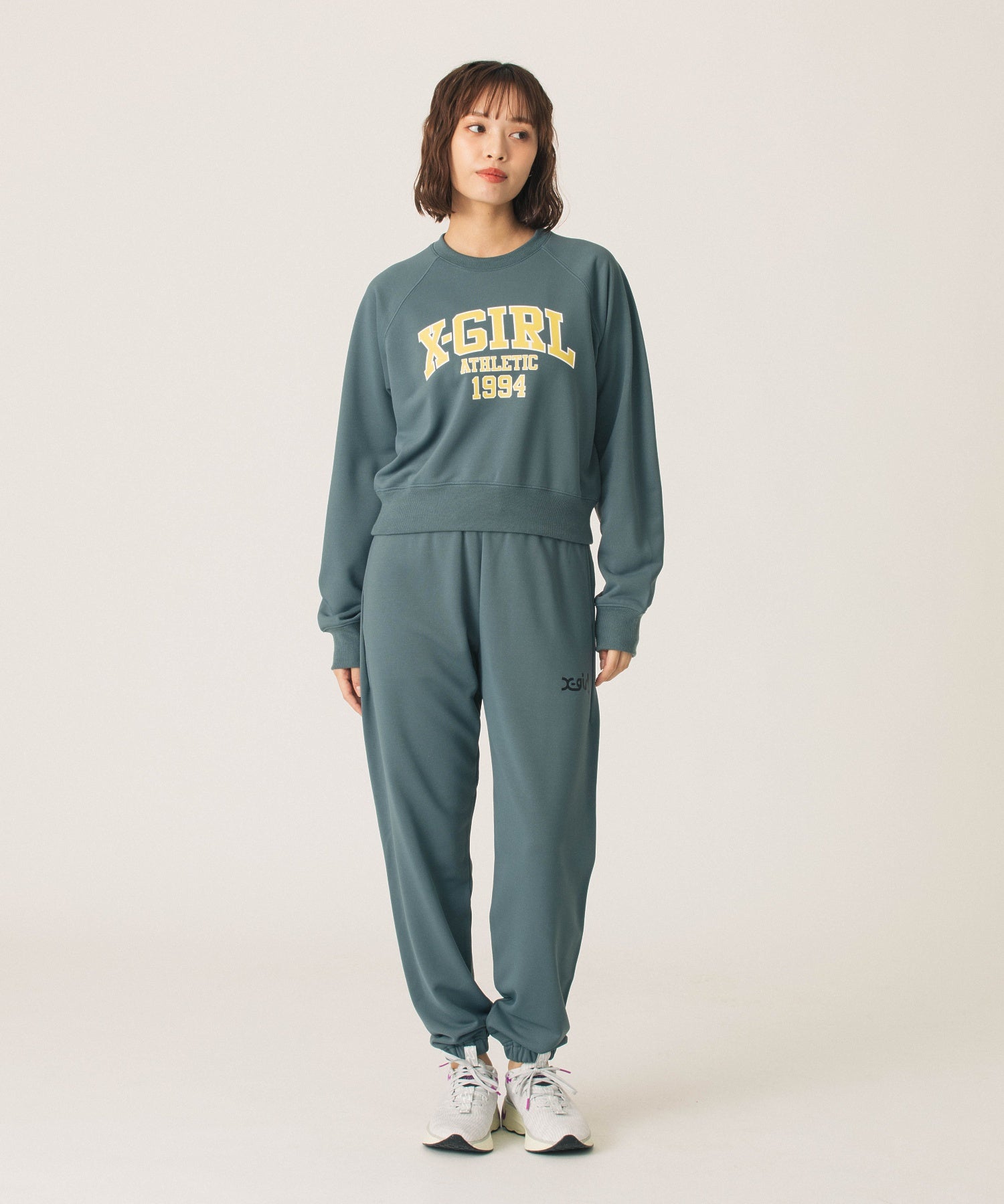 COLLEGE LOGO SHORT CREWNECK SWEATSHIRT